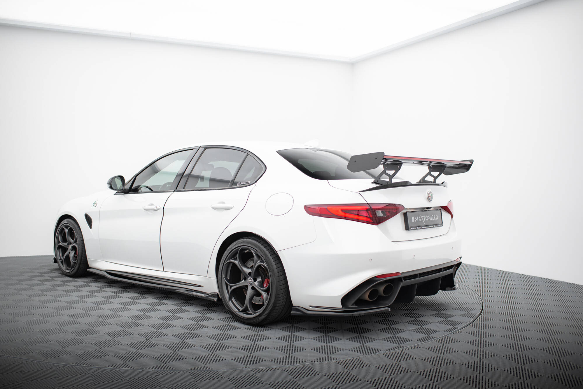 Maxton Design Карбоновый спойлер + светодиоды Alfa Romeo Giulia Quadrifoglio — изображение 4