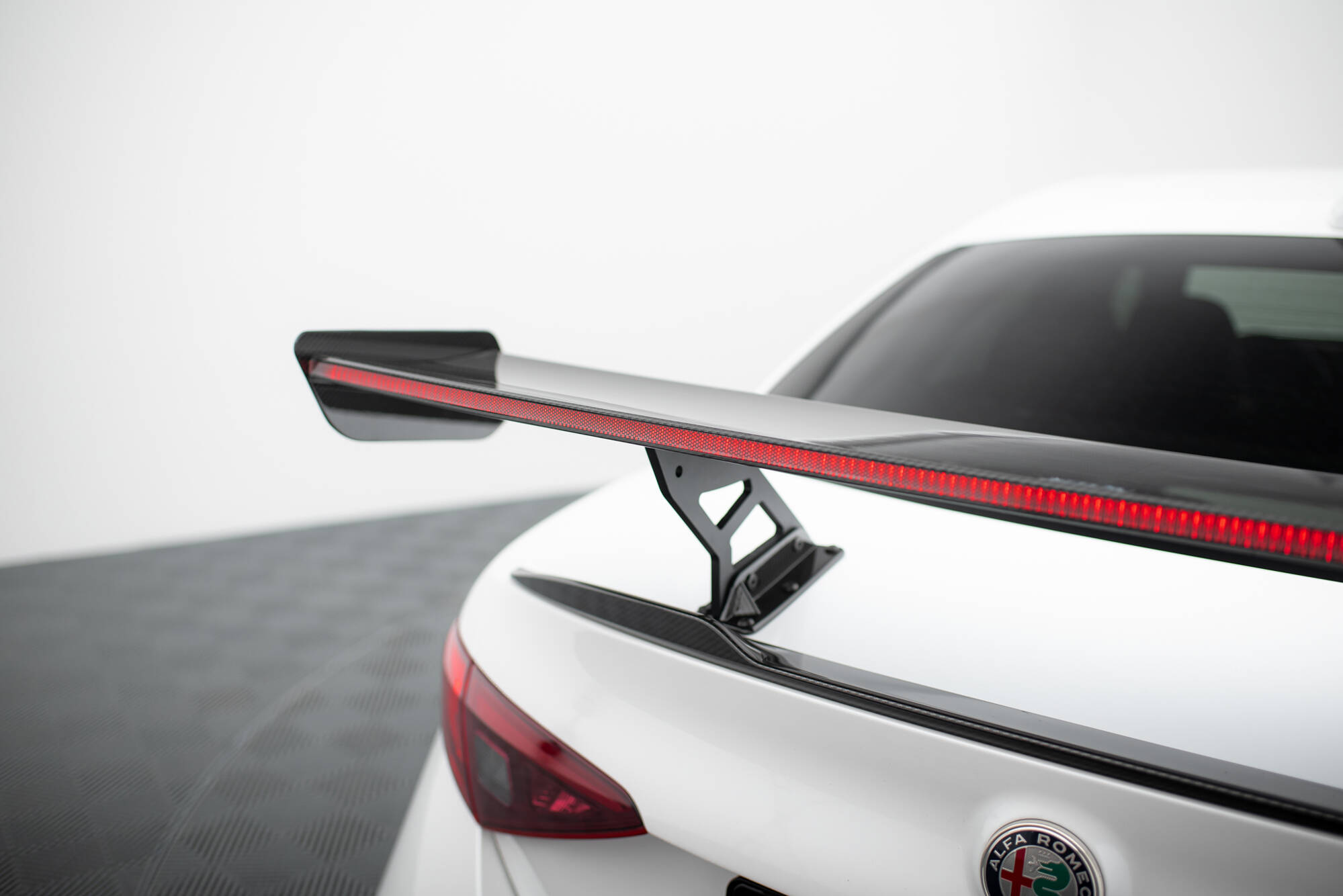 Maxton Design Карбоновый спойлер + светодиоды Alfa Romeo Giulia Quadrifoglio — изображение 5