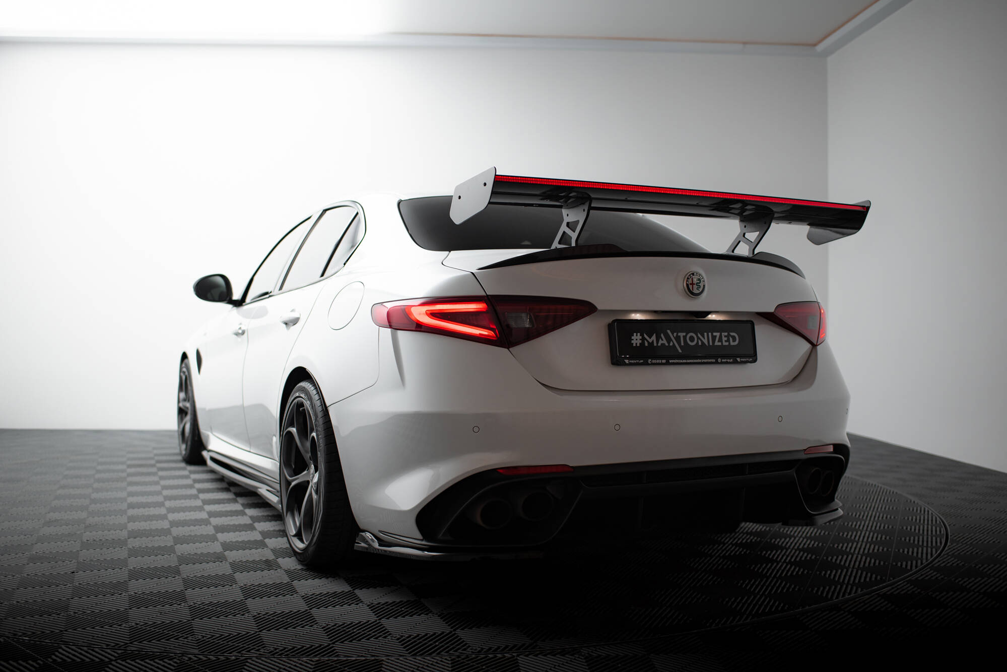 Maxton Design Карбоновый спойлер + светодиоды Alfa Romeo Giulia Quadrifoglio — изображение 3