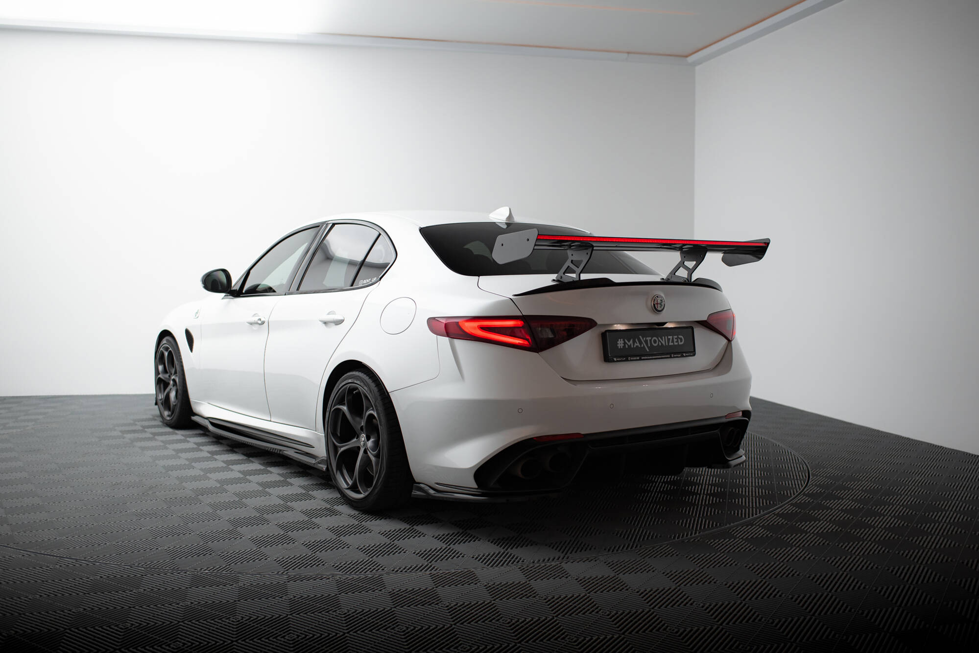 Maxton Design Карбоновый спойлер + светодиоды Alfa Romeo Giulia Quadrifoglio — изображение 7