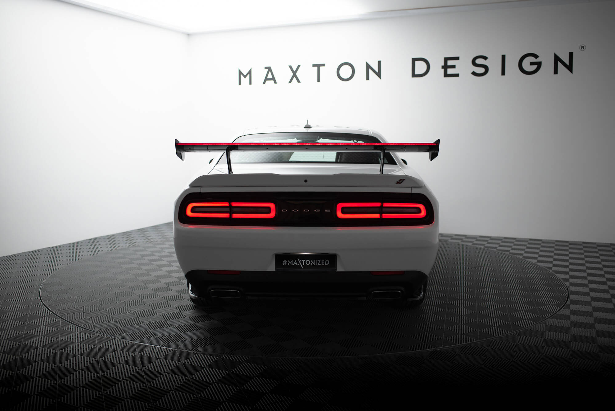 Maxton Design Карбоновый спойлер + светодиодная подсветка для Dodge Challenger Mk3 — изображение 2