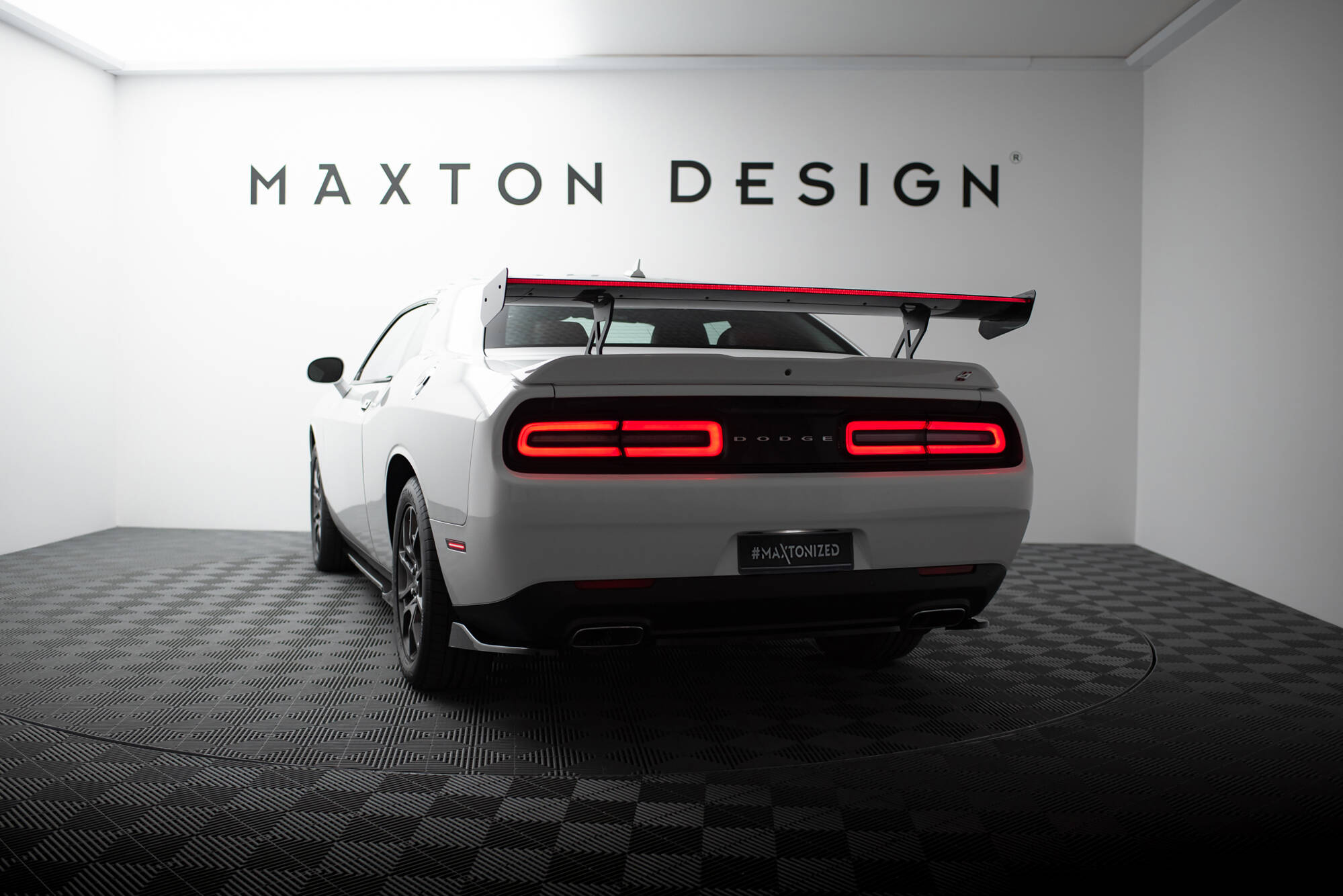 Maxton Design Карбоновый спойлер + светодиодная подсветка для Dodge Challenger Mk3 — изображение 3