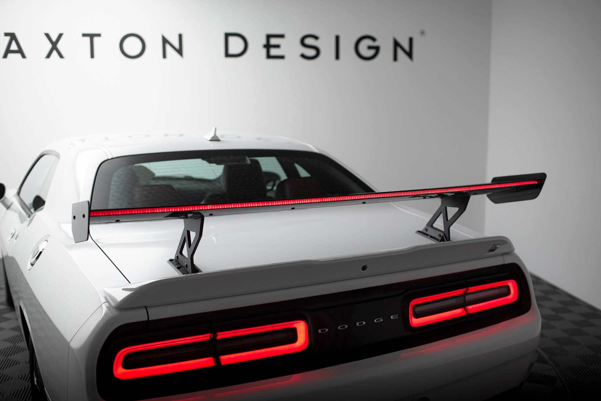Maxton Design Карбоновый спойлер + светодиодная подсветка для Dodge Challenger Mk3 — изображение 4