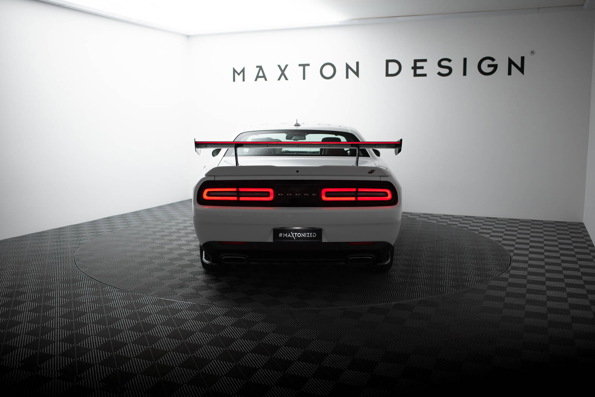 Maxton Design Карбоновый спойлер + светодиодная подсветка для Dodge Challenger Mk3 — изображение 5