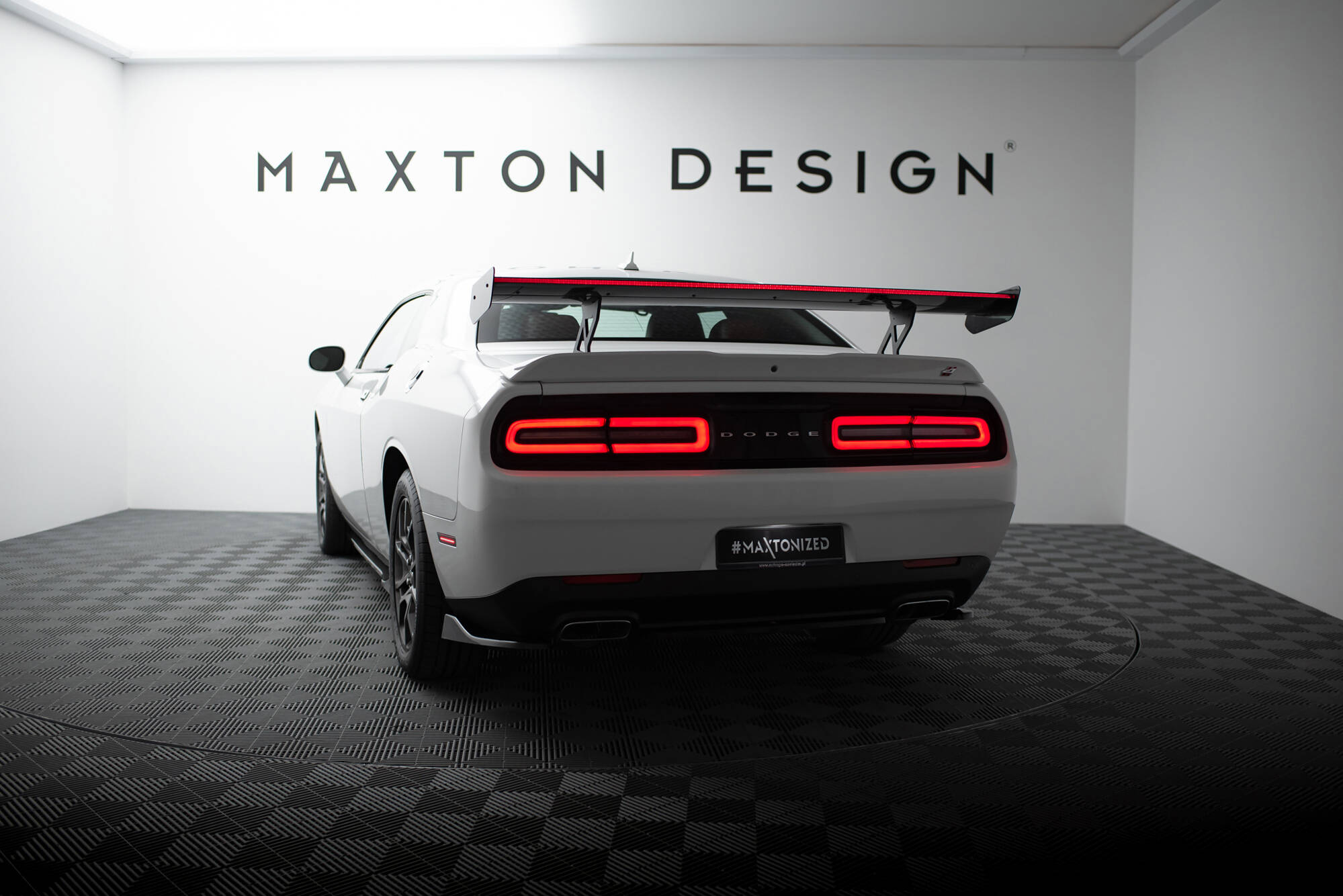 Maxton Design Карбоновый спойлер + светодиодная подсветка для Dodge Challenger Mk3 — изображение 6