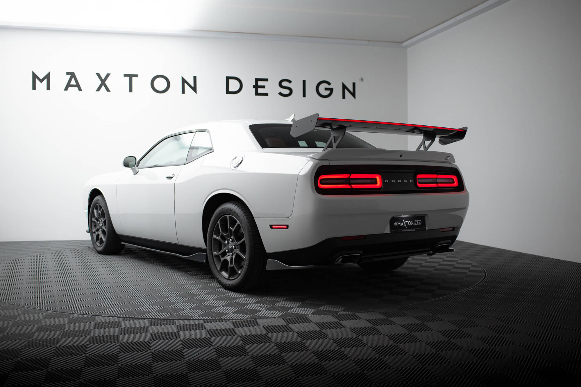 Maxton Design Карбоновый спойлер + светодиодная подсветка для Dodge Challenger Mk3 — изображение 8