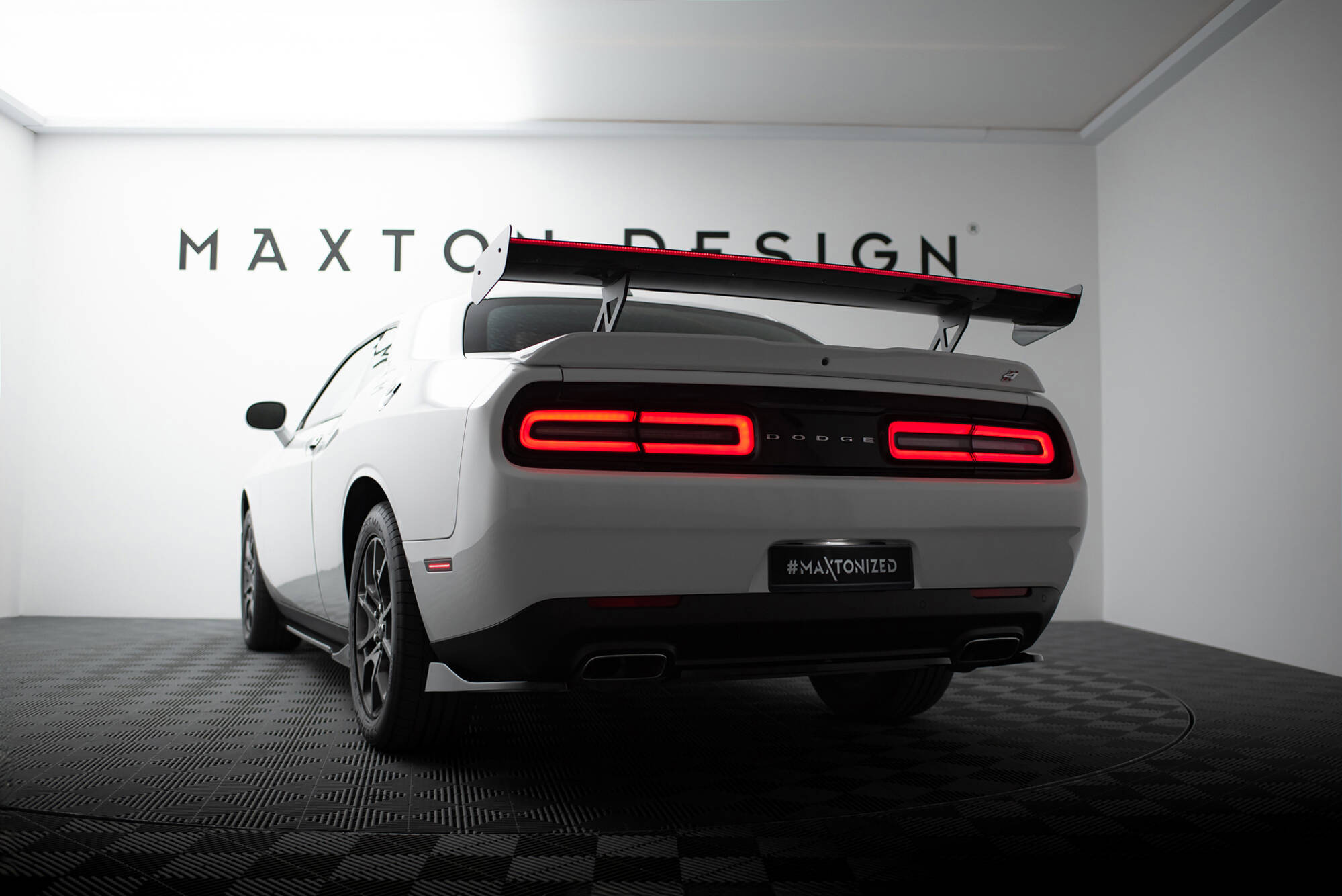 Maxton Design Карбоновый спойлер + светодиодная подсветка для Dodge Challenger Mk3 — изображение 9