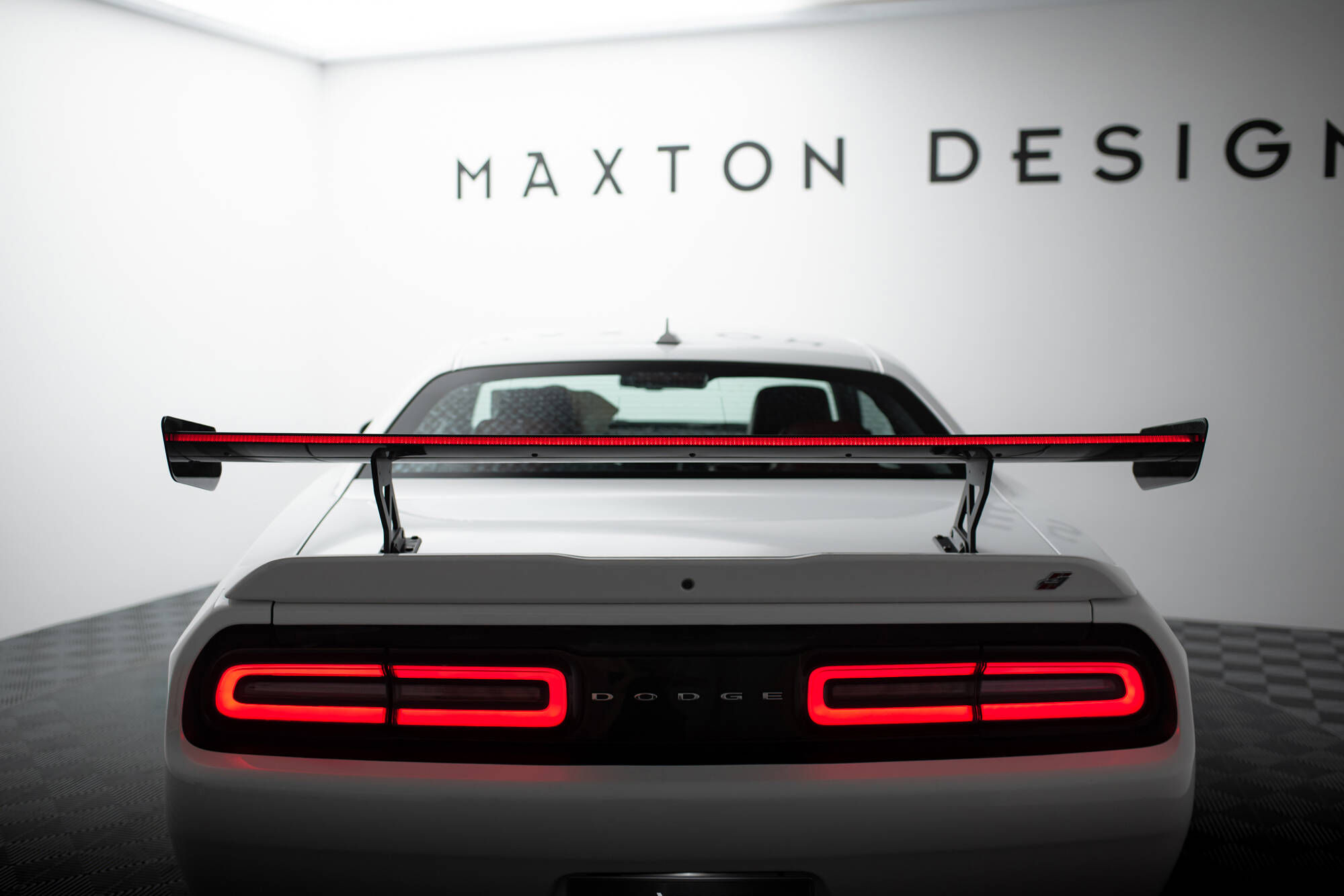 Maxton Design Карбоновый спойлер + светодиодная подсветка для Dodge Challenger Mk3