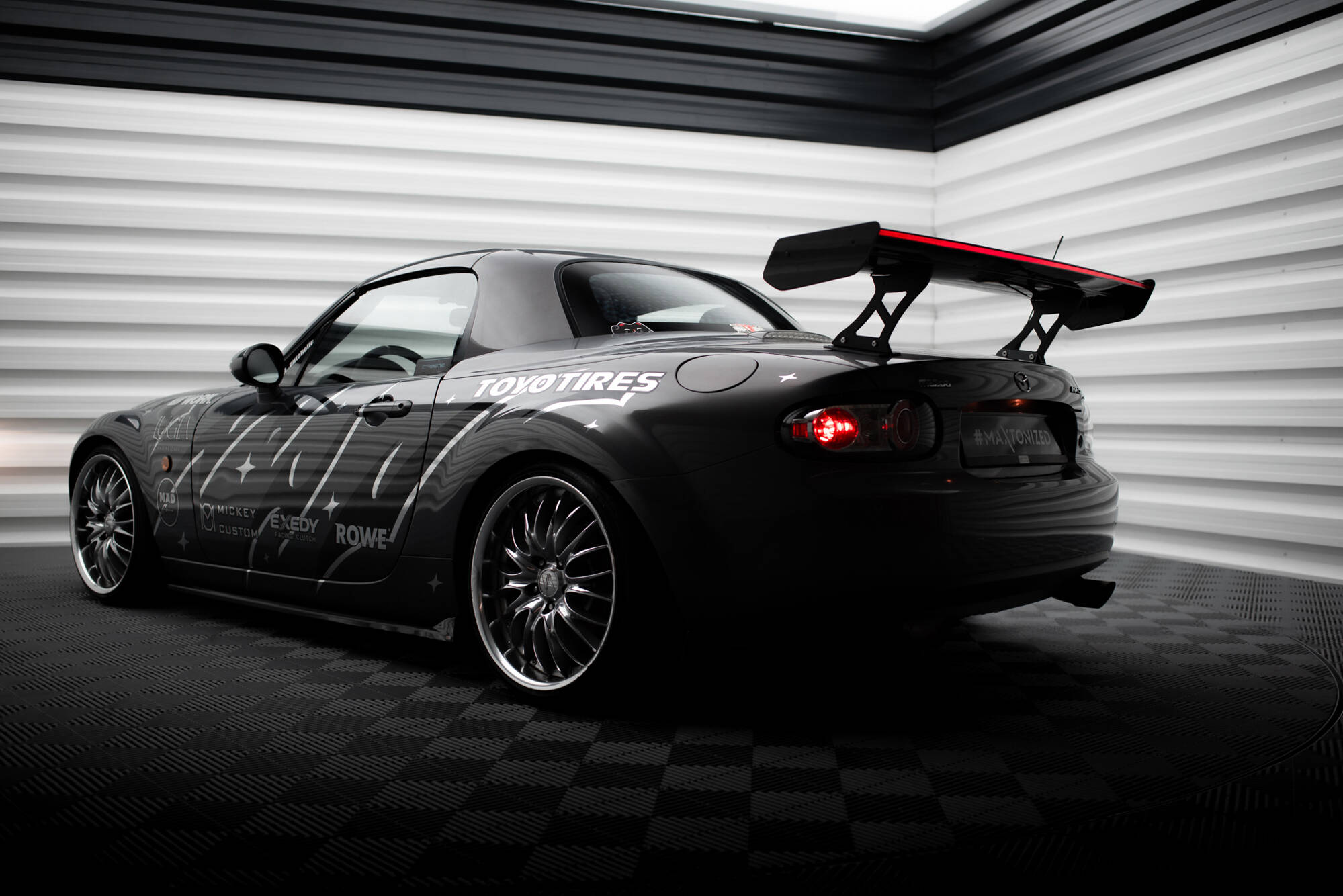 Maxton Design Карбоновый спойлер + светодиодная подсветка для Mazda MX5 Hardtop NC (MK3) — изображение 4