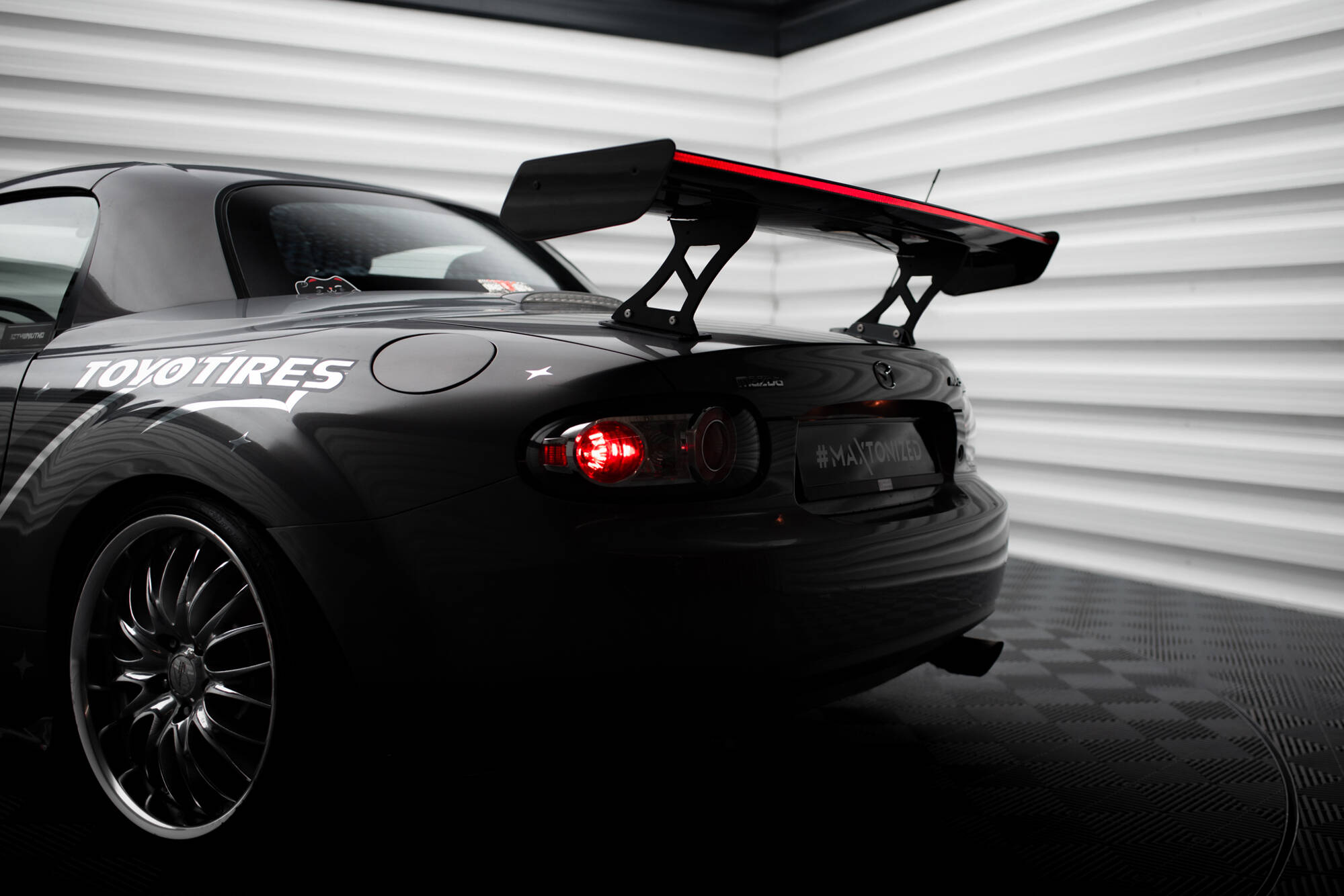 Maxton Design Карбоновый спойлер + светодиодная подсветка для Mazda MX5 Hardtop NC (MK3) — изображение 6