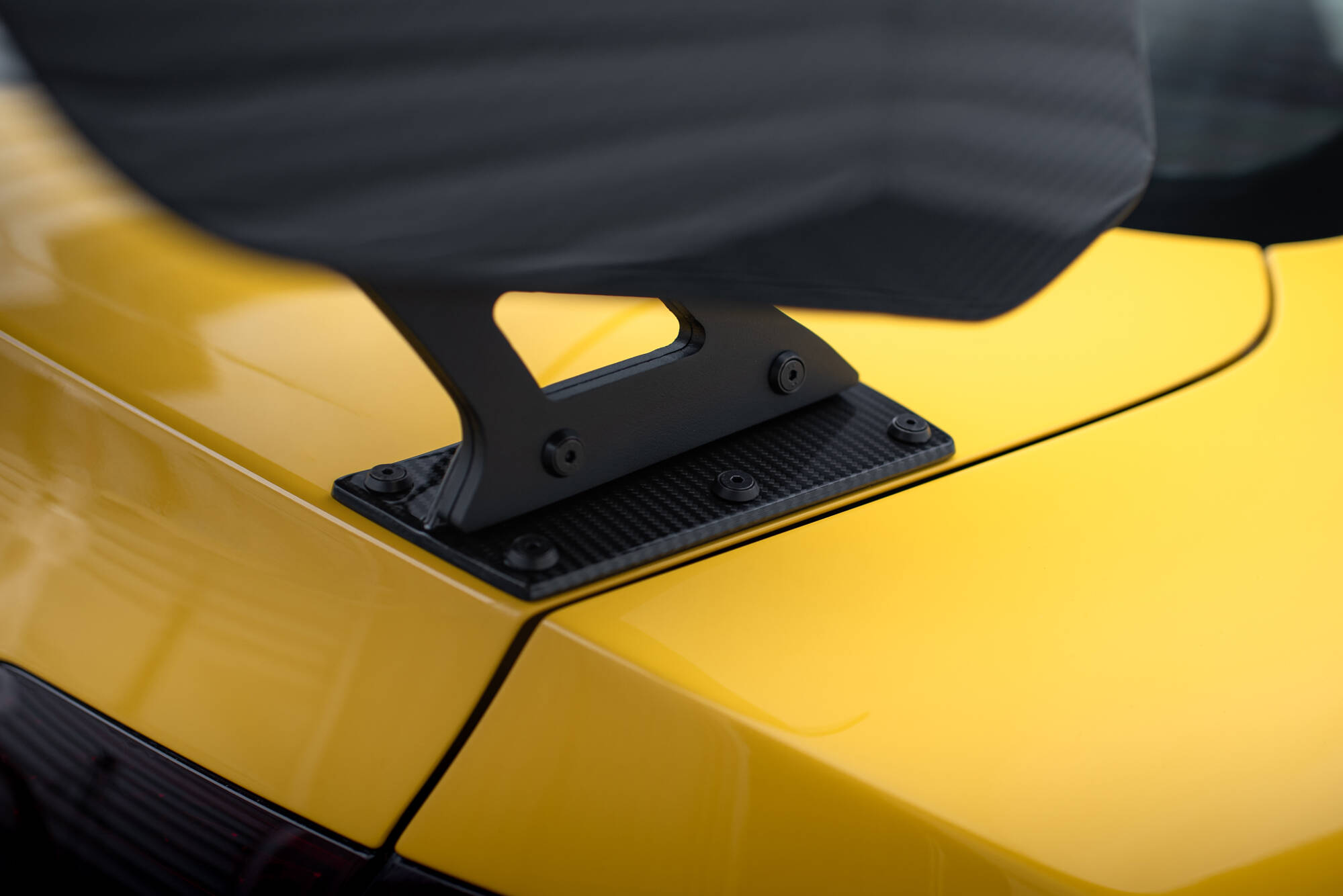 Maxton Design Карбоновый спойлер с внешними кронштейнами и стойками + светодиодная подсветка для Audi A5 Coupe 8T — изображение 5