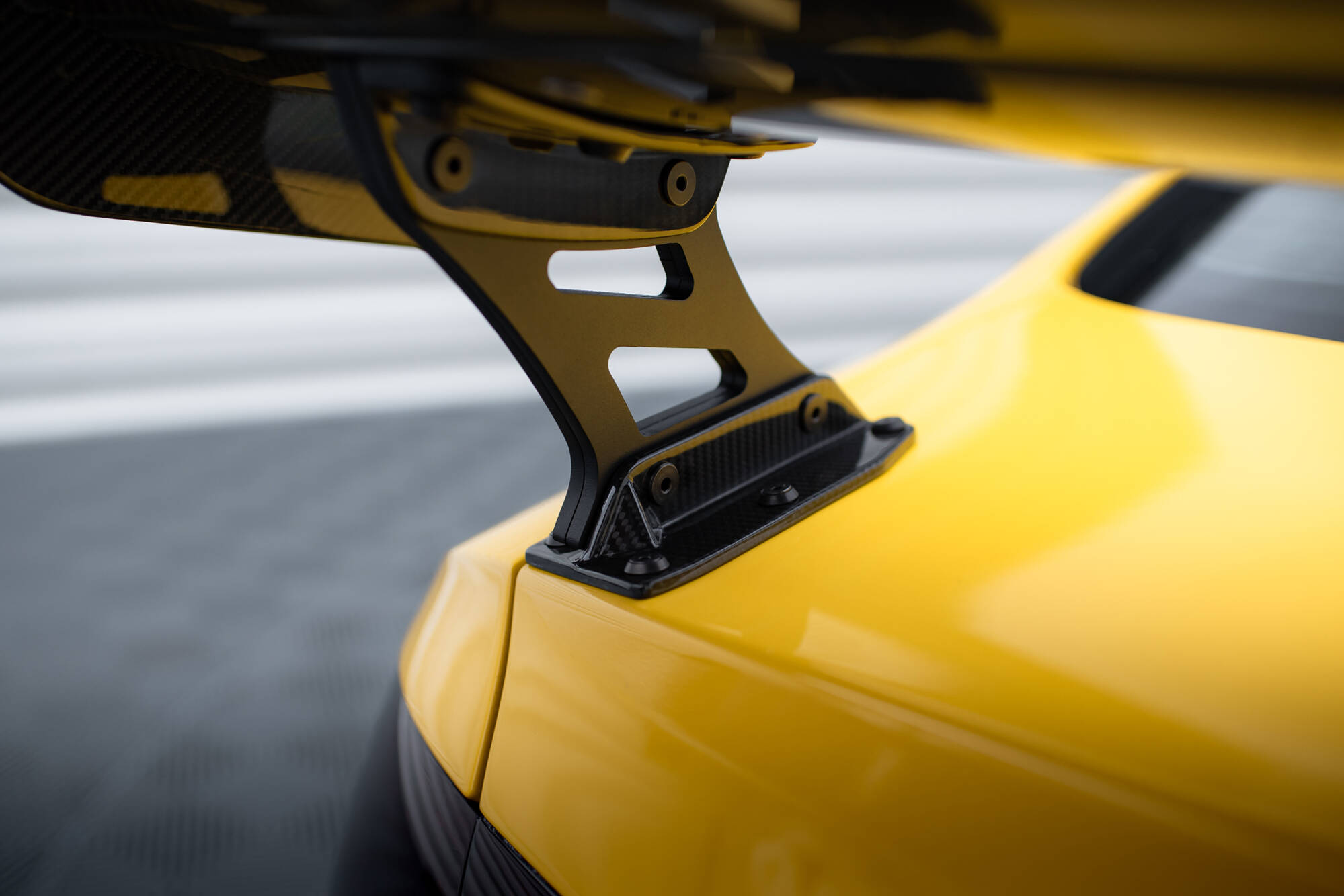 Maxton Design Карбоновый спойлер с внешними кронштейнами и стойками + светодиодная подсветка для Audi A5 Coupe 8T — изображение 6