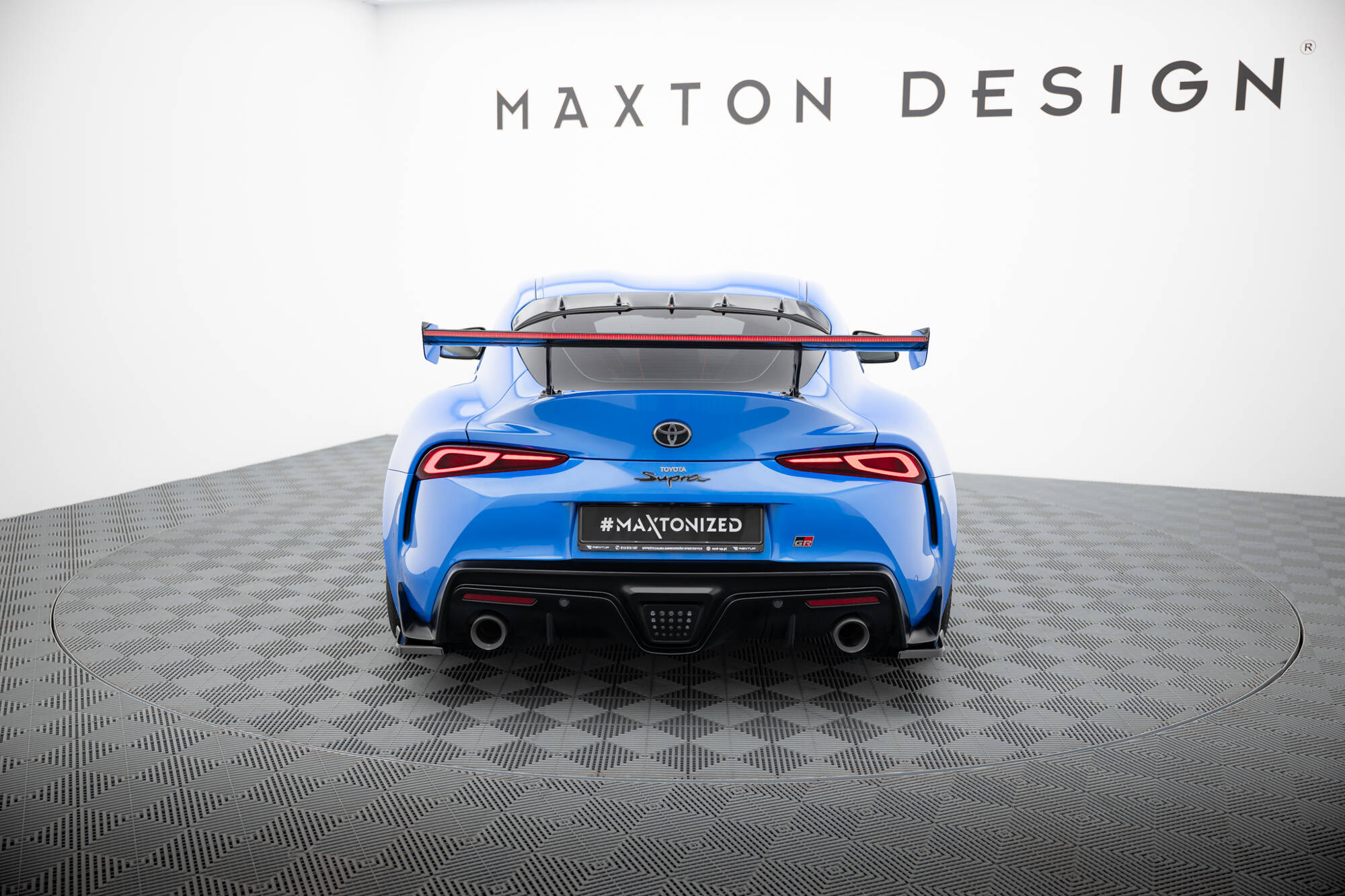 Maxton Design Карбоновый спойлер с внешними кронштейнами и стойками + светодиодная подсветка для Toyota Supra Mk5 — изображение 10