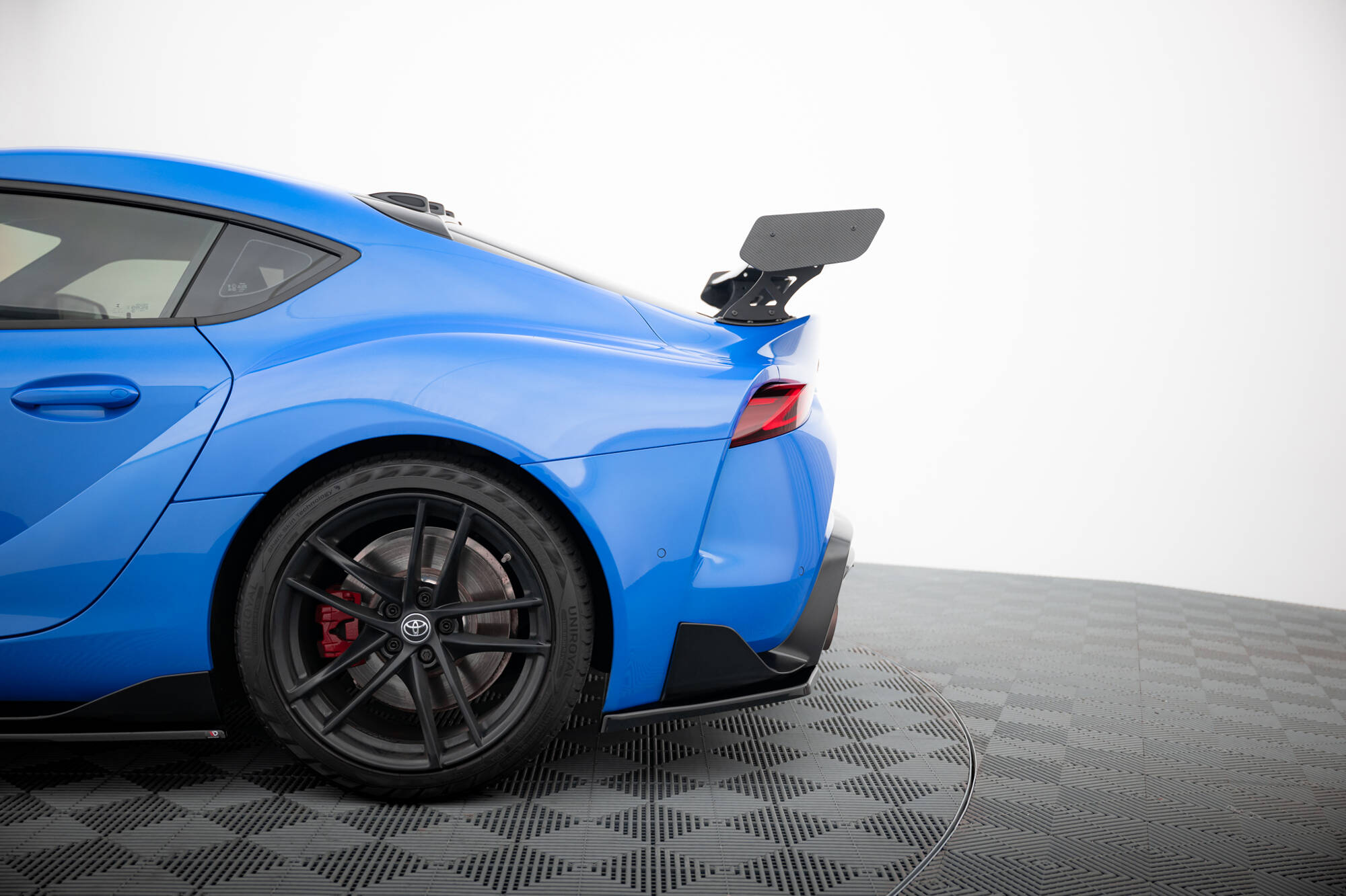 Maxton Design Карбоновый спойлер с внешними кронштейнами и стойками + светодиодная подсветка для Toyota Supra Mk5 — изображение 13