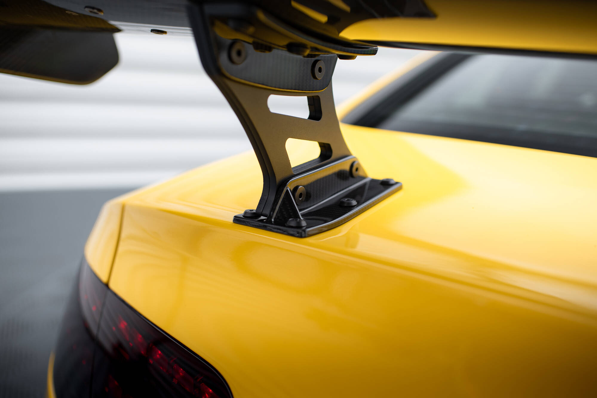 Maxton Design Карбоновый спойлер с внутренними кронштейнами и стойками + светодиодная подсветка для Audi A5 Coupe 8T — изображение 10