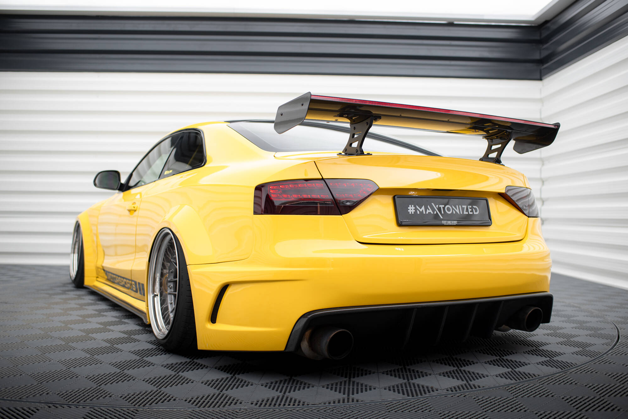 Maxton Design Карбоновый спойлер с внутренними кронштейнами и стойками + светодиодная подсветка для Audi A5 Coupe 8T — изображение 11