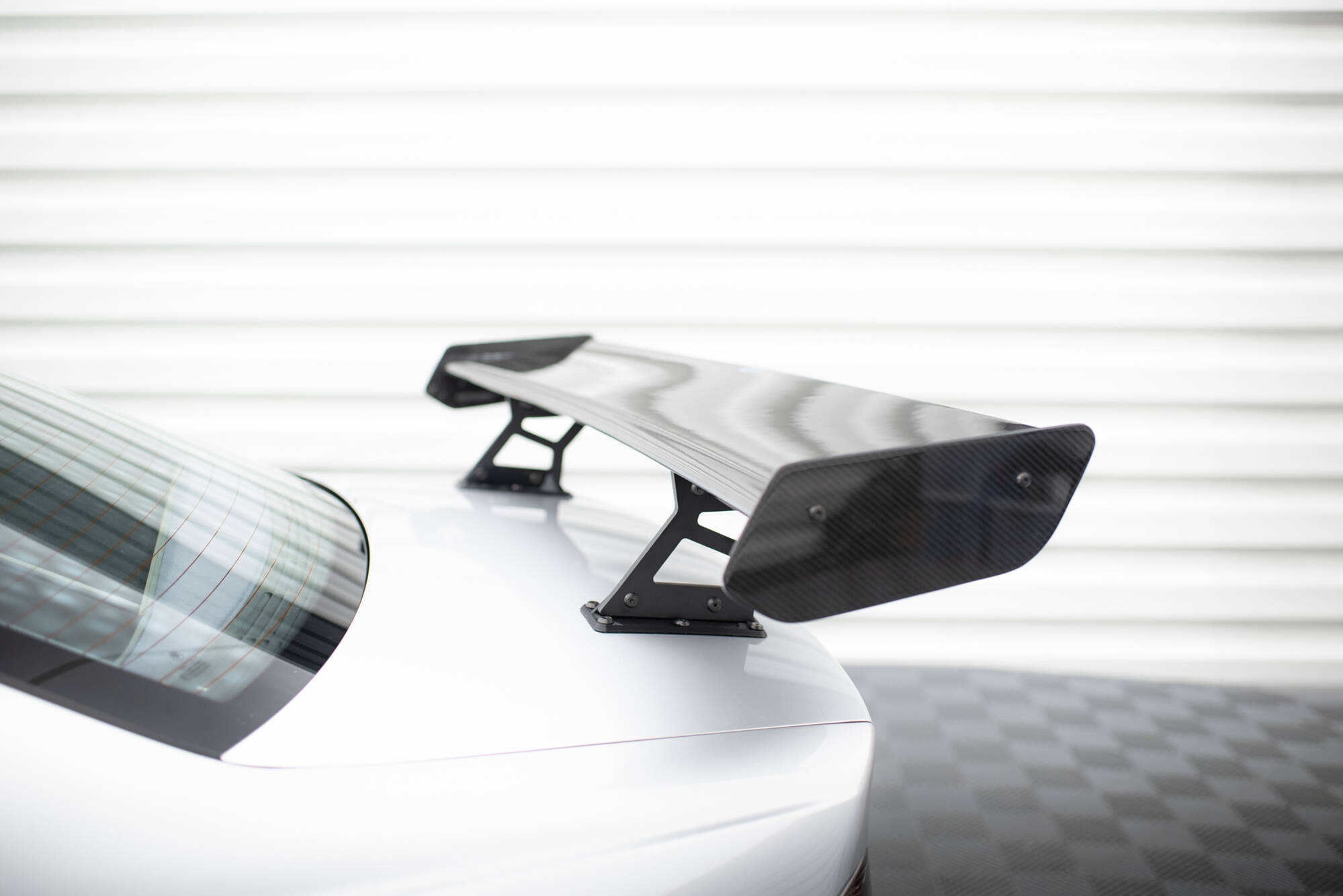 Maxton Design Карбоновый спойлер с внутренними кронштейнами и стойками + светодиодная подсветка для BMW 3 Coupe E46 — изображение 15
