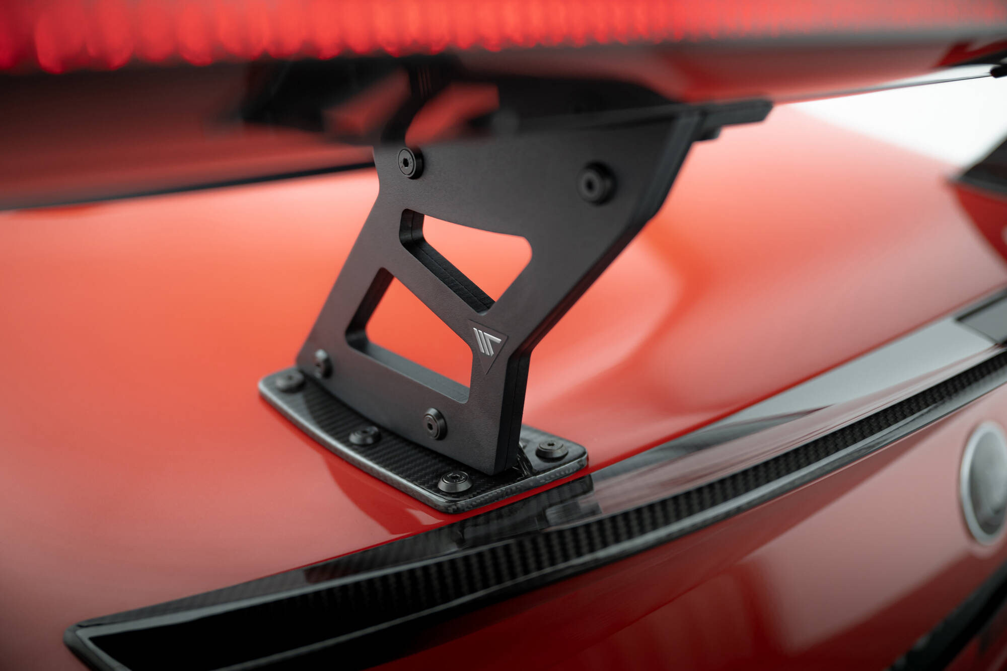 Maxton Design Карбоновый спойлер с внутренними кронштейнами и стойками + светодиодная подсветка для BMW M2 G87 — изображение 12