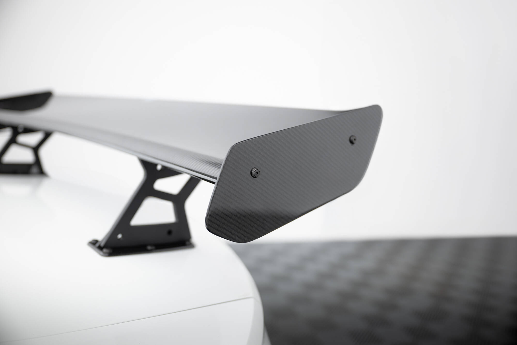 Maxton Design Карбоновый спойлер с внутренними кронштейнами и стойками для Volkswagen Jetta GLI Mk7 — изображение 5