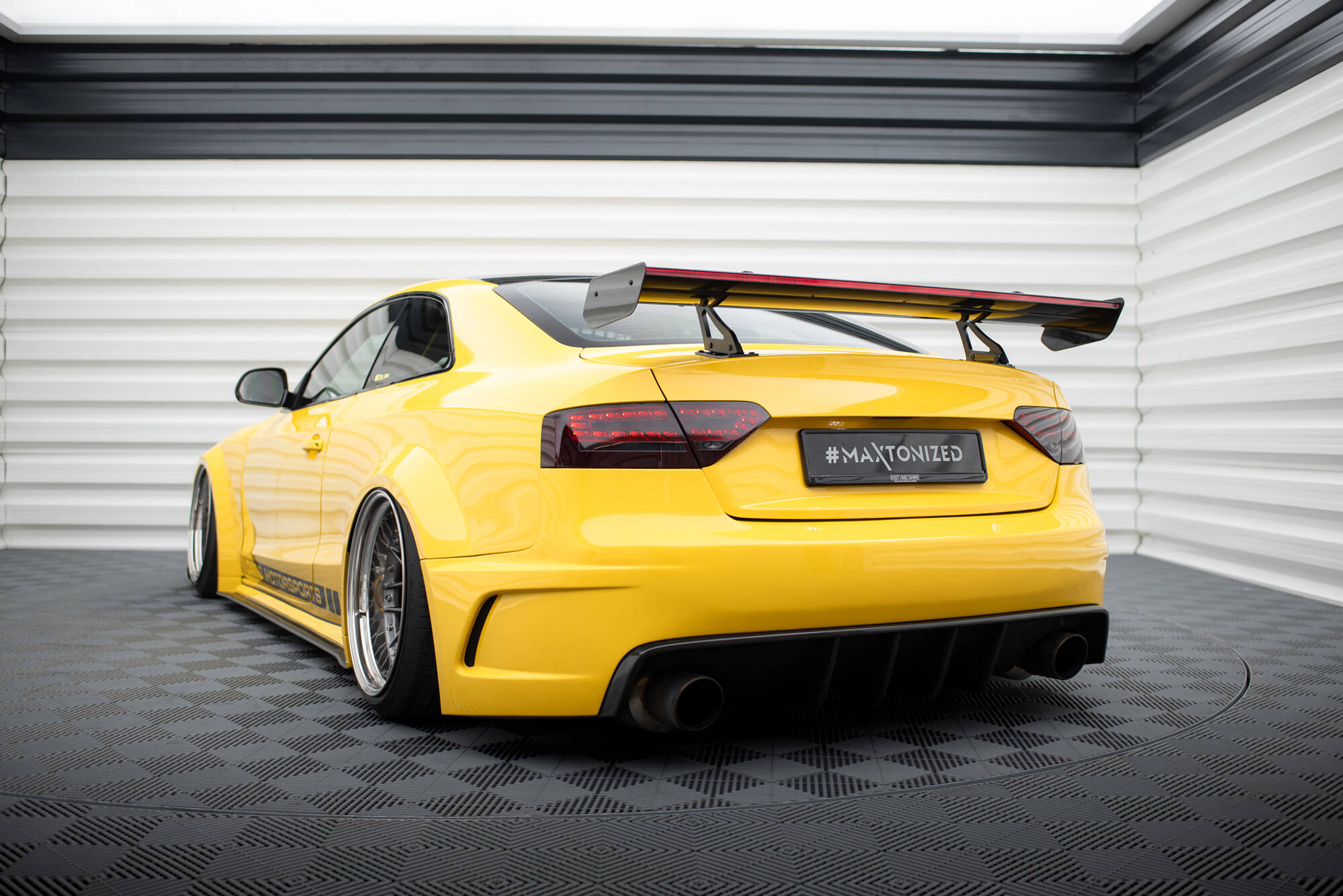 Maxton Design Карбоновый спойлер с верхним креплением типа «лебединая пасть» + светодиодная подсветка для Audi A5 Coupe 8T — изображение 15