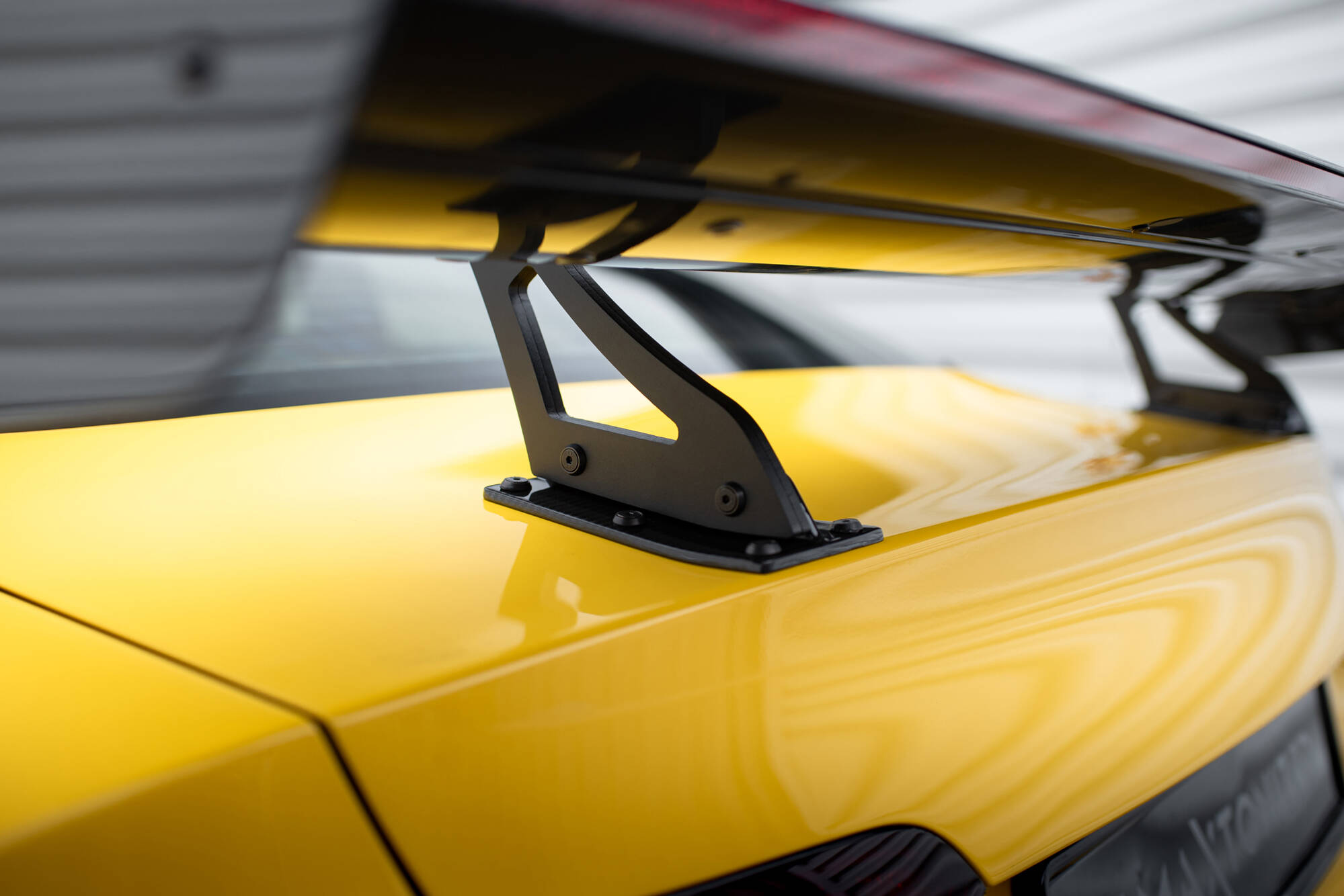 Maxton Design Карбоновый спойлер с верхним креплением типа «лебединая пасть» + светодиодная подсветка для Audi A5 Coupe 8T — изображение 12