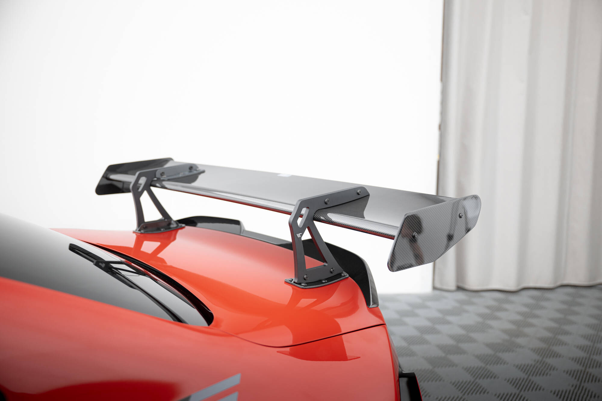 Maxton Design Карбоновый спойлер с верхним креплением типа «лебединая лапа» + светодиодная подсветка для BMW M2 G87 — изображение 7