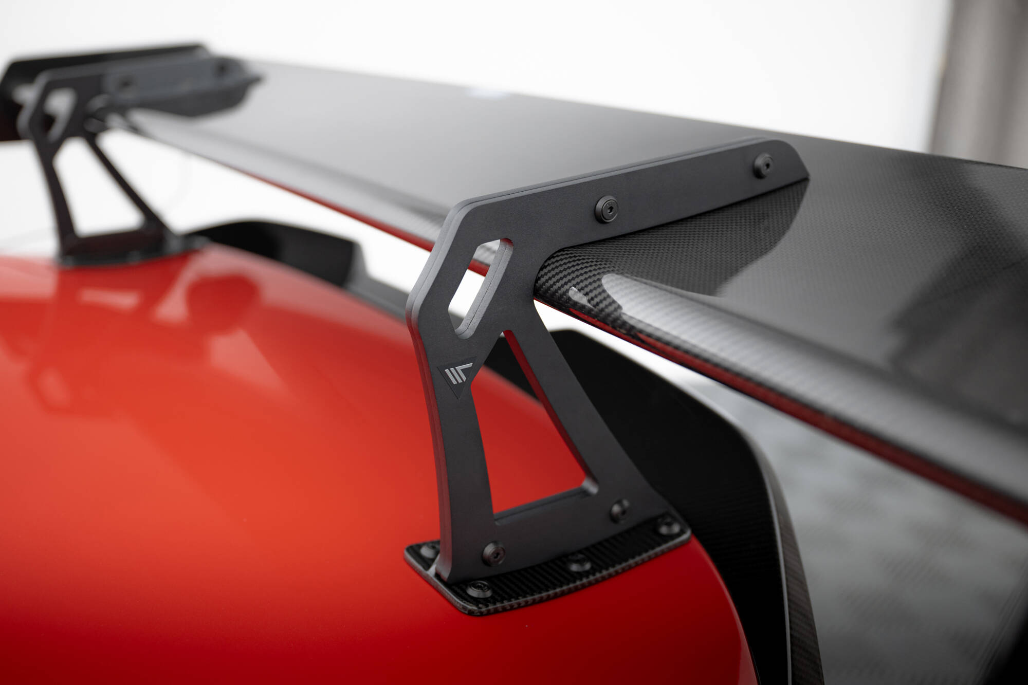 Maxton Design Карбоновый спойлер с верхним креплением типа «лебединая лапа» + светодиодная подсветка для BMW M2 G87 — изображение 6