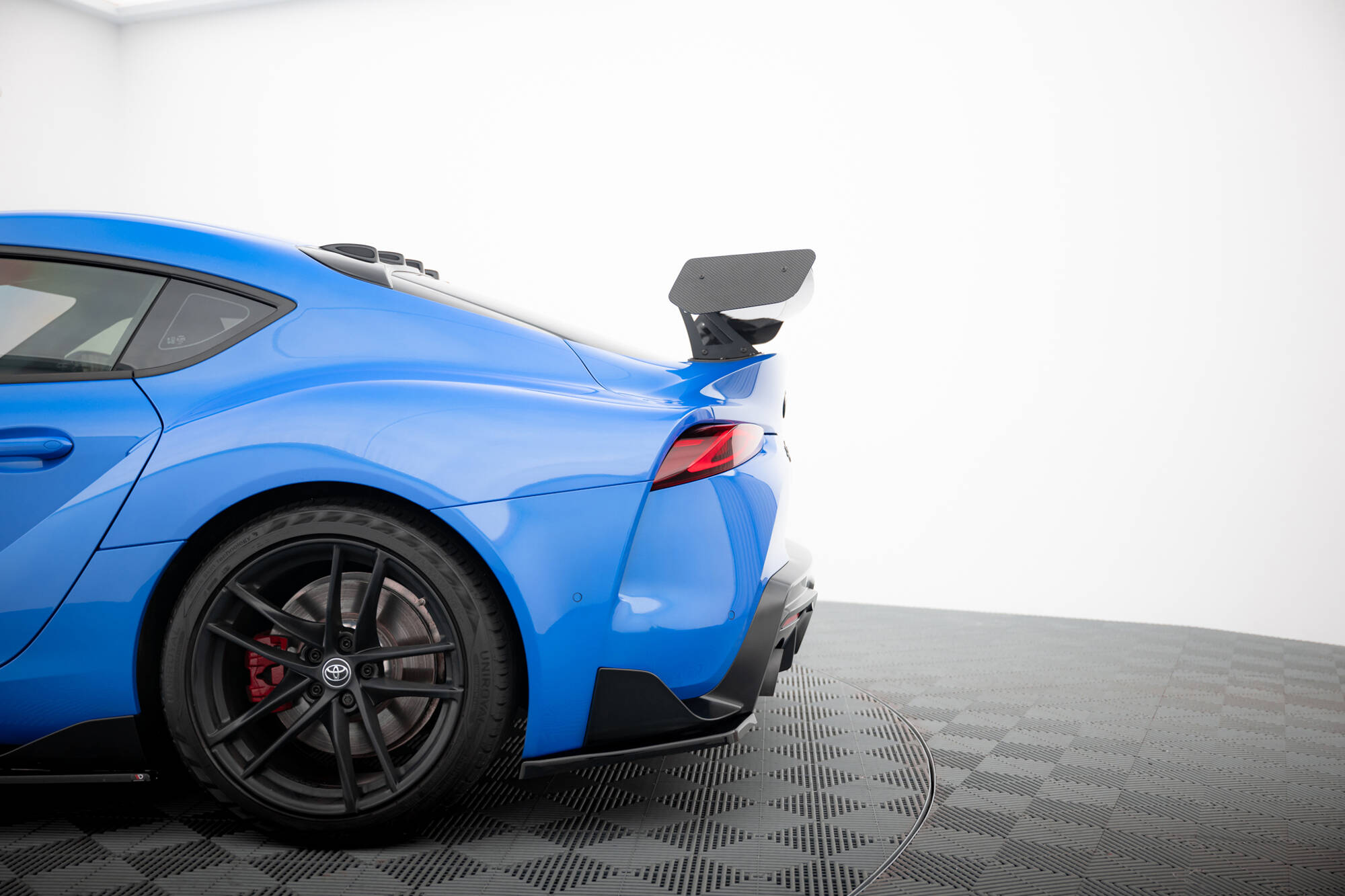 Maxton Design Карбоновый спойлер с верхним креплением типа «лебединая лапка» для Toyota Supra Mk5 — изображение 6