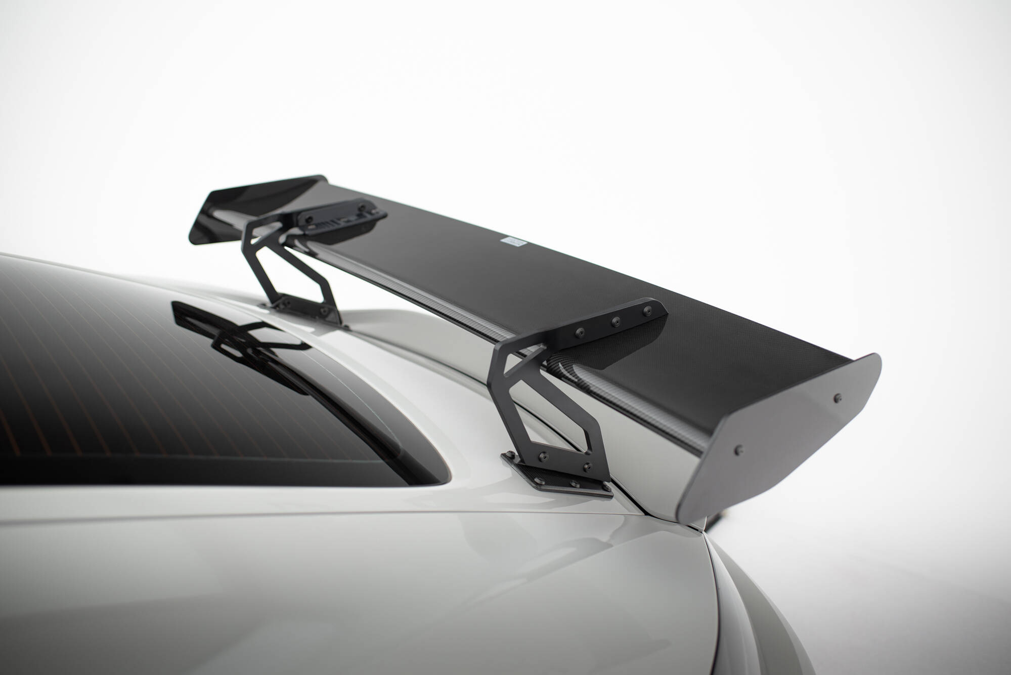 Maxton Design Карбоновый спойлер с верхним креплением типа «лебединая лапа» V.2 + светодиодная подсветка для Porsche 718 Cayman 982c — изображение 7