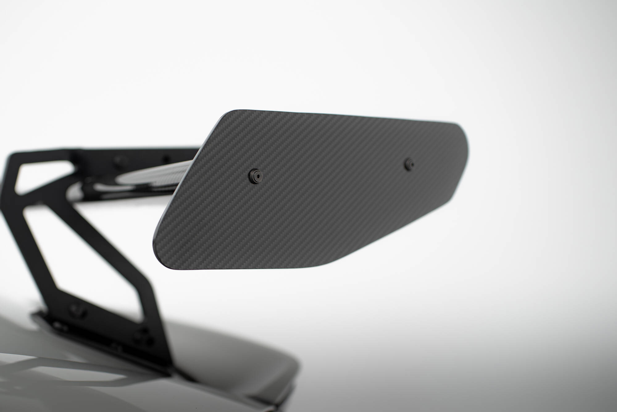 Maxton Design Карбоновый спойлер с верхним креплением типа «лебединая лапа» V.2 + светодиодная подсветка для Porsche 718 Cayman 982c — изображение 8