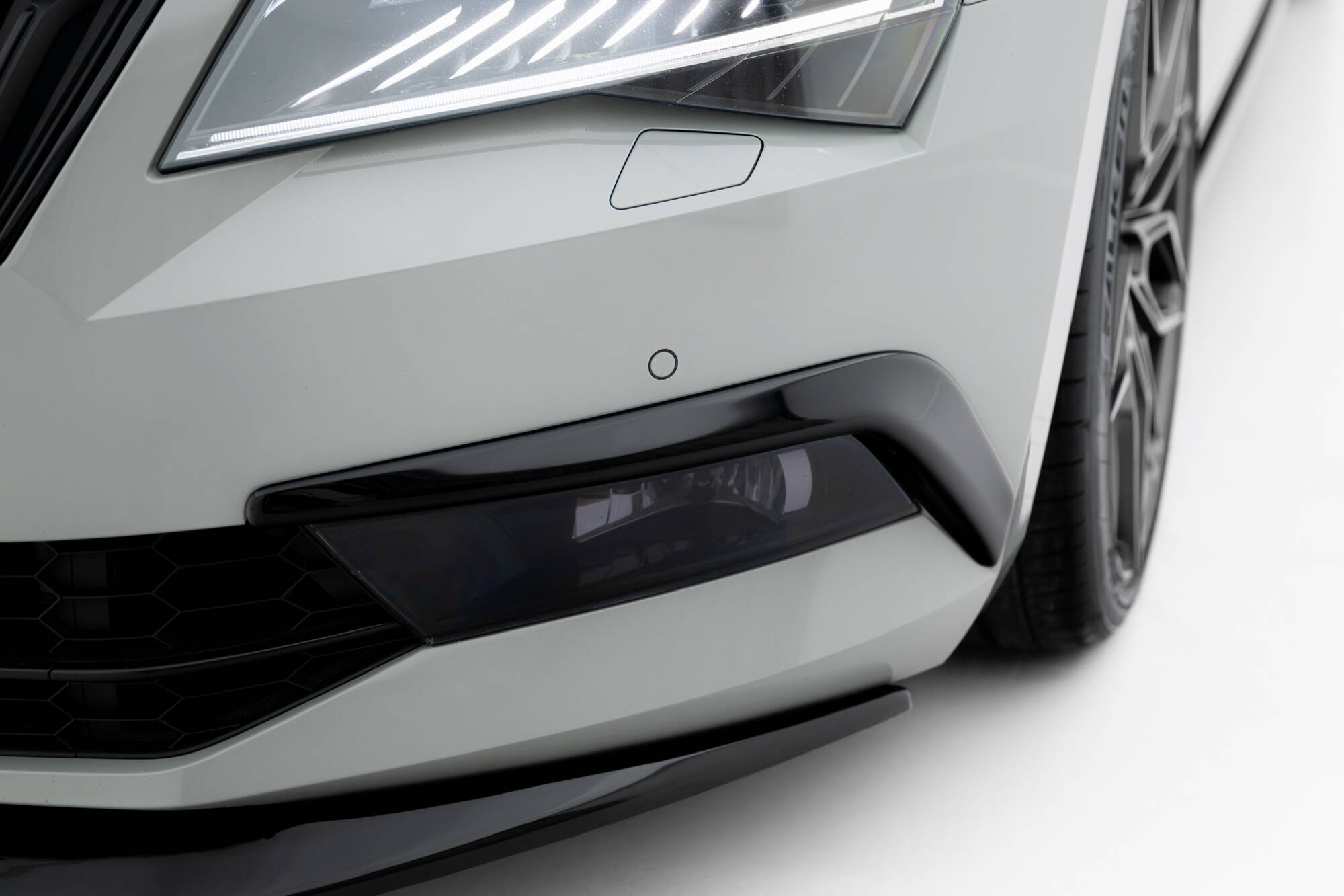 Maxton Design Рамки для фар Skoda Superb Liftback / Combi Mk3