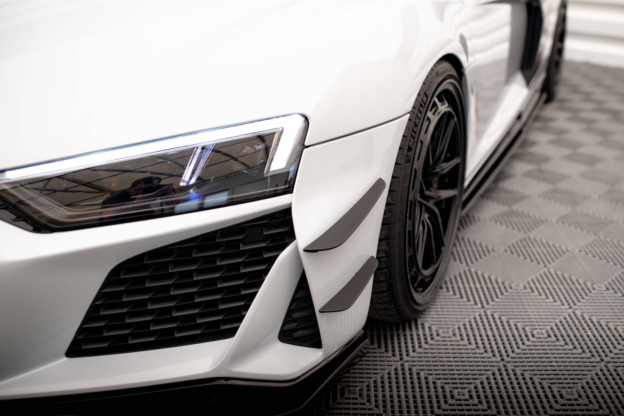 Maxton Design Передние бамперные аэродинамические элементы (канарды) Audi R8 Mk2 Facelift