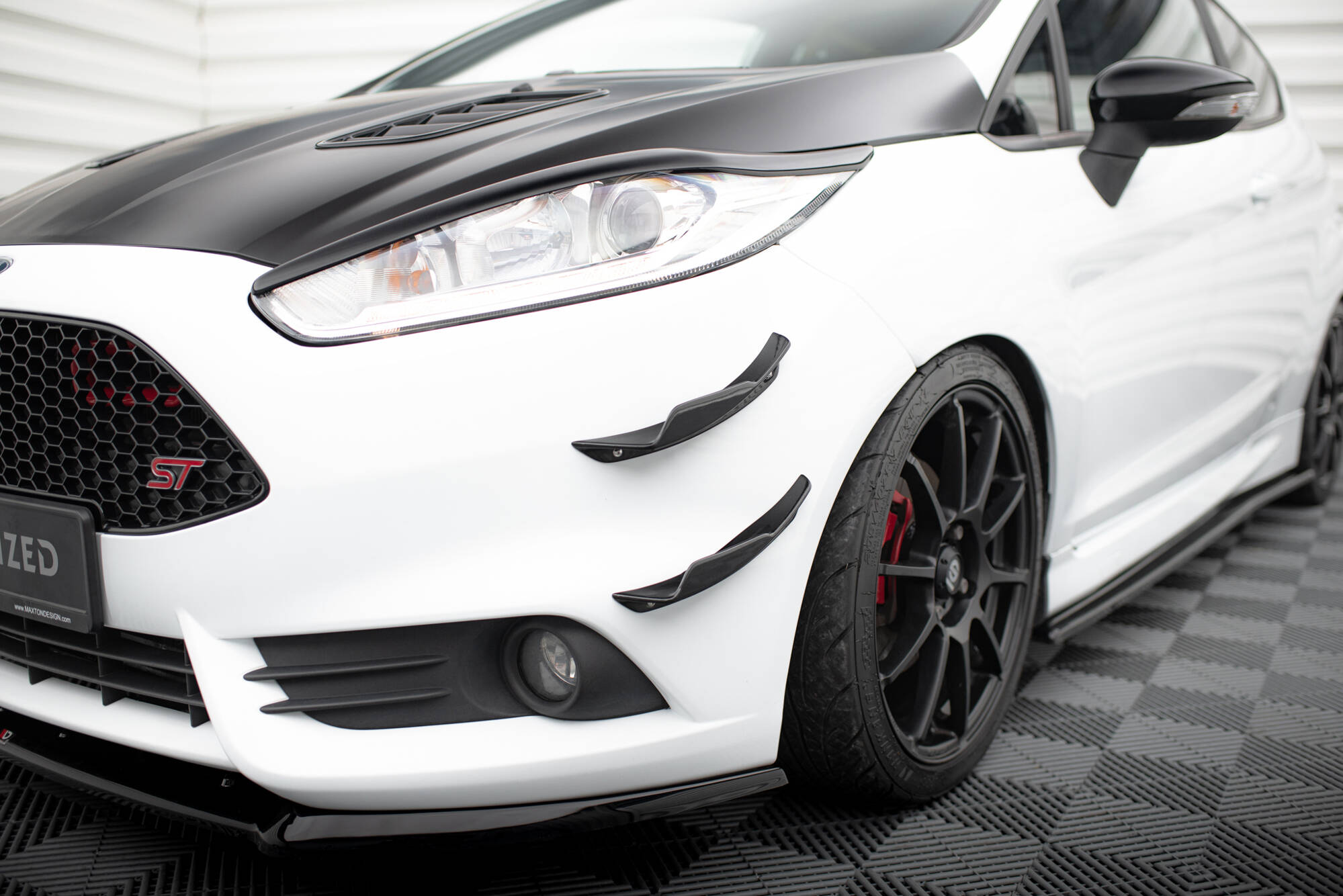 Maxton Design Передние бамперные аэродинамические элементы (канарды) Ford Fiesta 7 ST Facelift