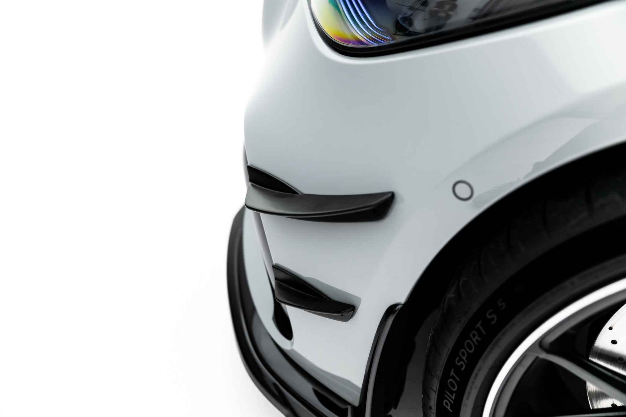 Maxton Design Передние бамперные аэродинамические элементы (канарды) Mercedes-AMG CLE 53 Aero C236 — изображение 2