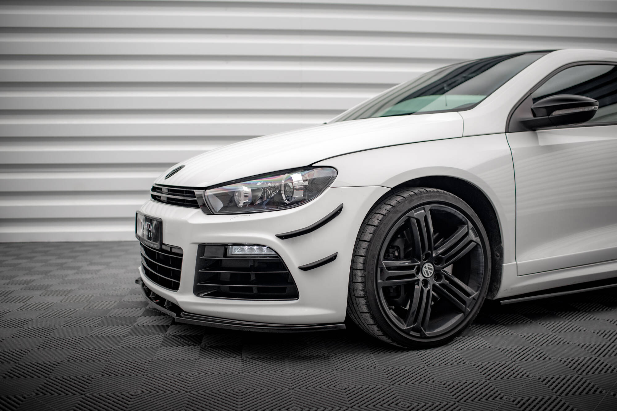 Maxton Design Передние бамперные аэродинамические элементы (канарды) Volkswagen Scirocco R Mk3 — изображение 3
