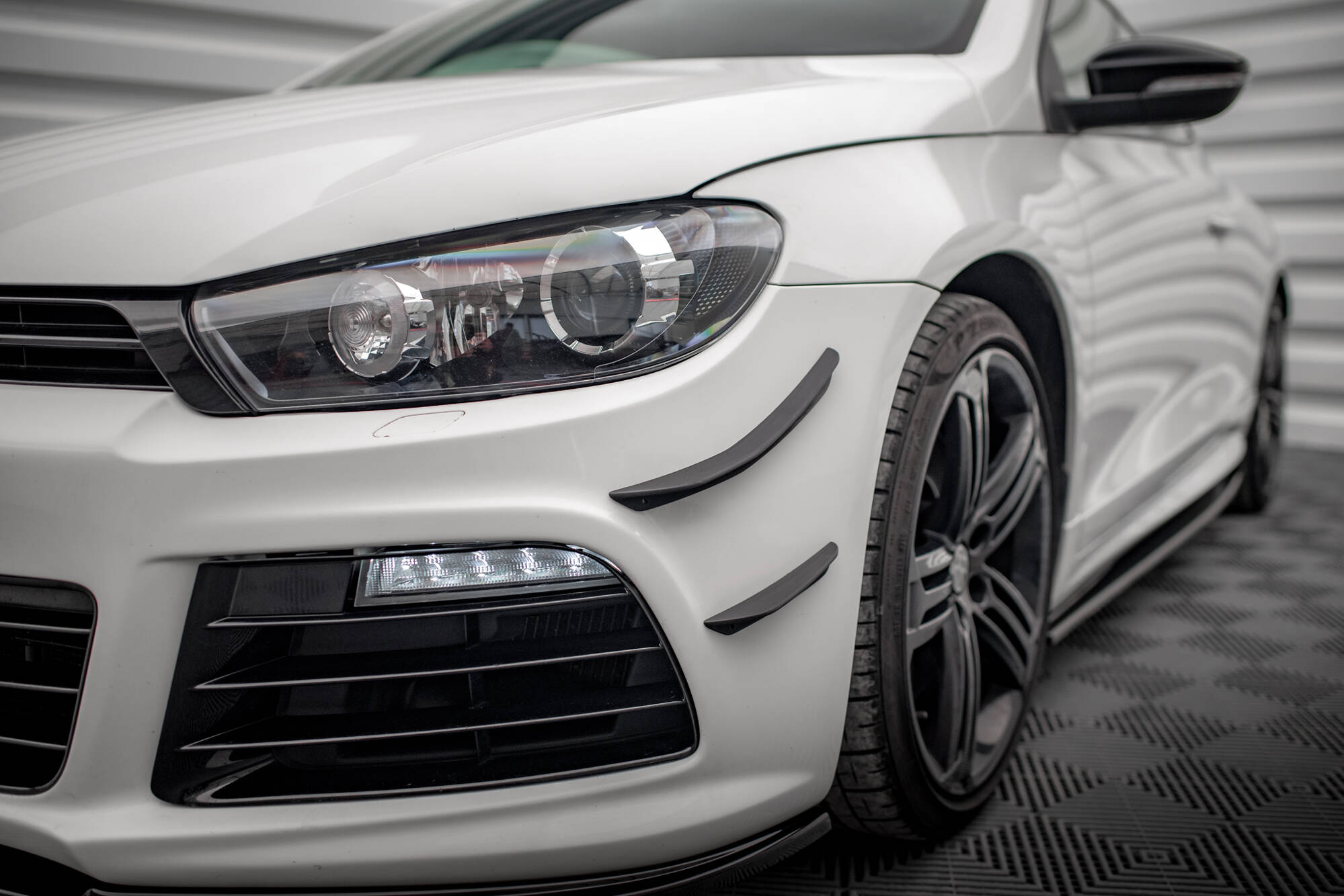 Maxton Design Передние бамперные аэродинамические элементы (канарды) Volkswagen Scirocco R Mk3