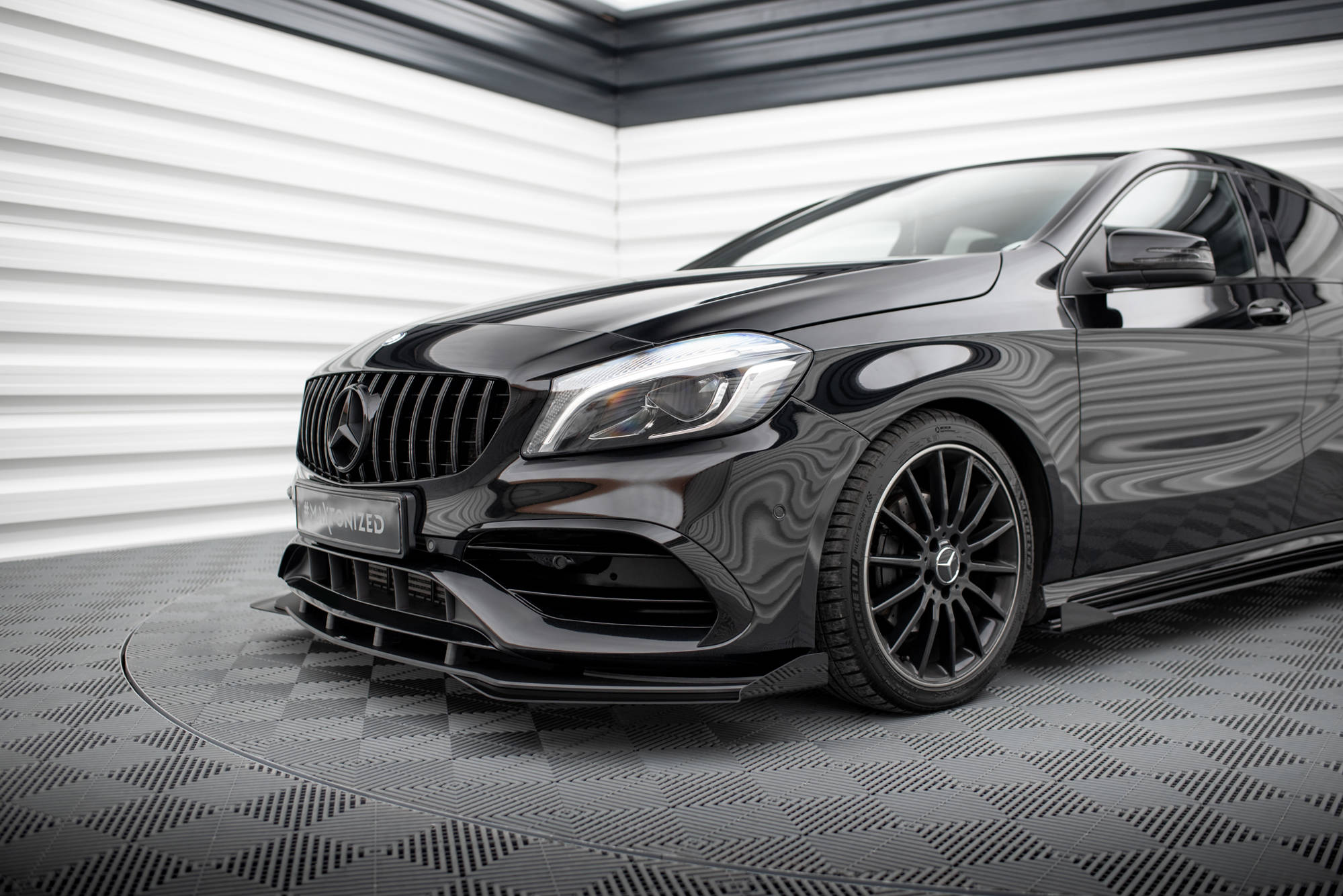 Maxton Design Передние брызговики Mercedes-Benz A AMG-Line W176 рестайлинг — изображение 3