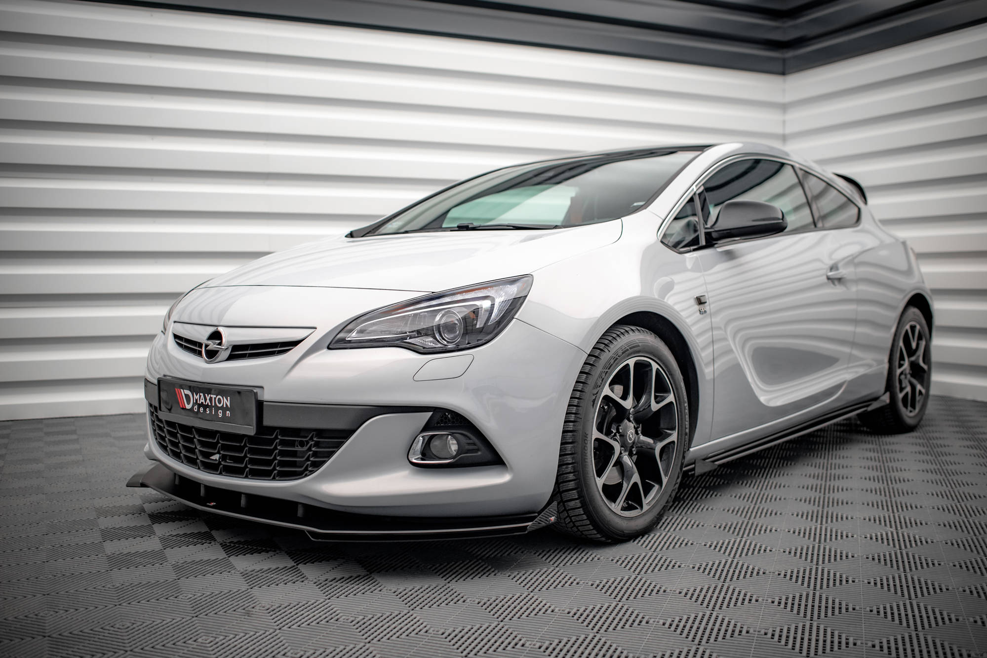 Maxton Design Передние брызговики Opel Astra GTC OPC-Line J — изображение 2