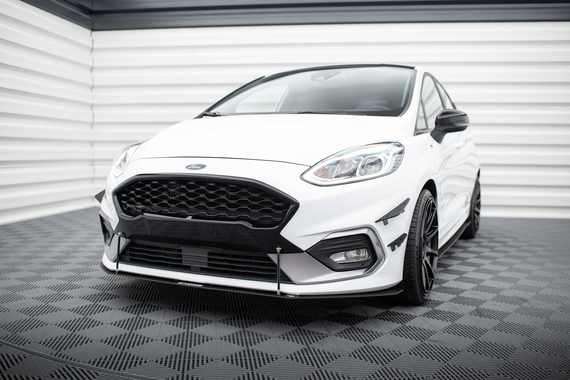 Maxton Design Передний гоночный сплиттер V.2 для Ford Fiesta Mk8 ST / ST-Line