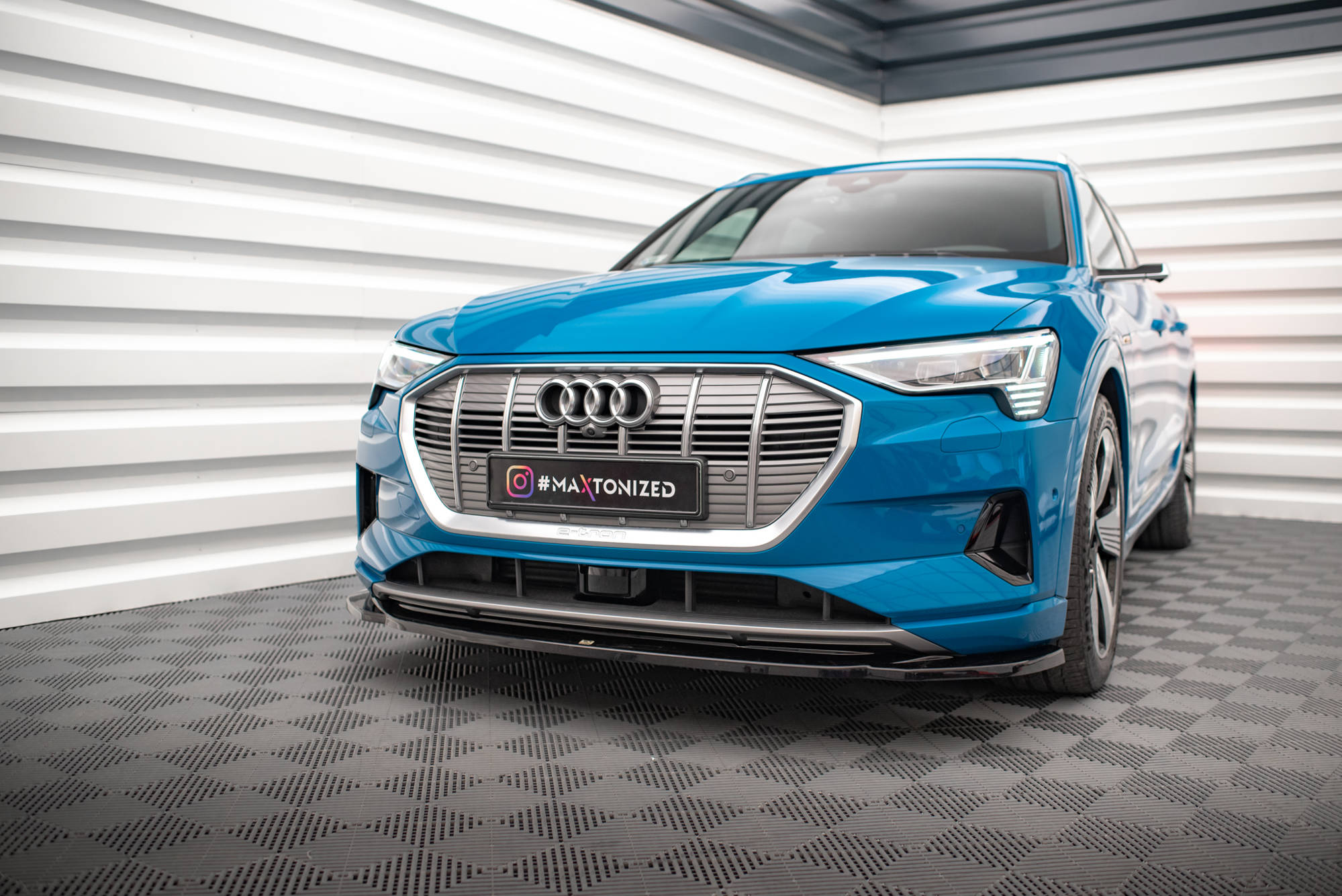 Maxton Design Передний сплиттер V.1 для Audi e-tron