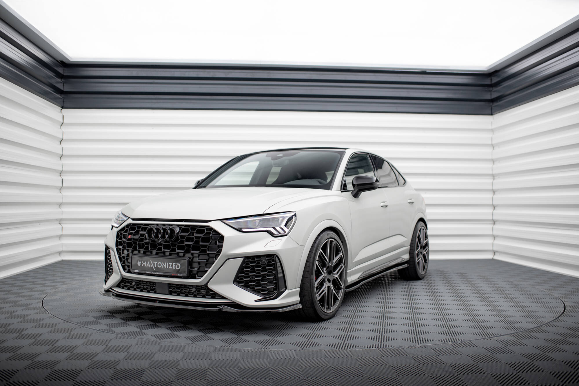 Maxton Design Передний сплиттер V.1 Audi RSQ3 Sportback / SUV F3