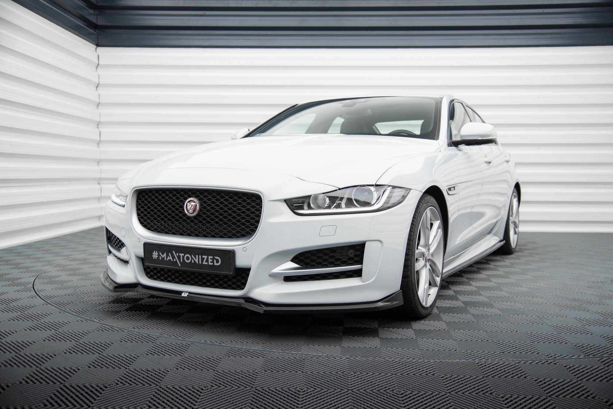 Maxton Design Передний сплиттер V.1 для Jaguar XE R-Sport X760