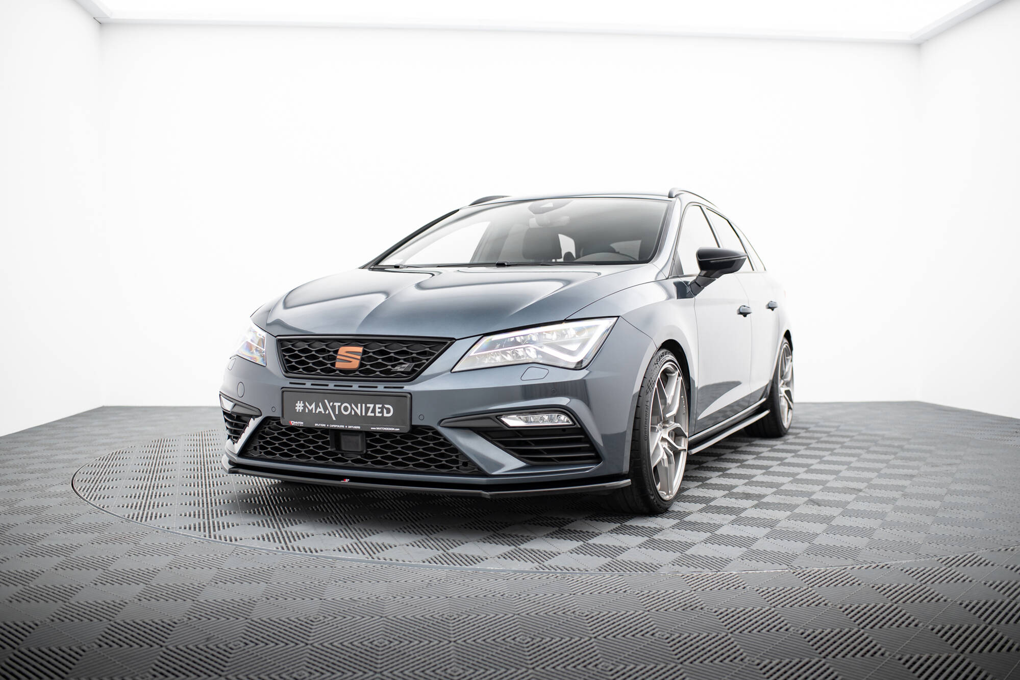 Maxton Design Передний сплиттер V.4 для Seat Leon Cupra / FR Mk3 FL