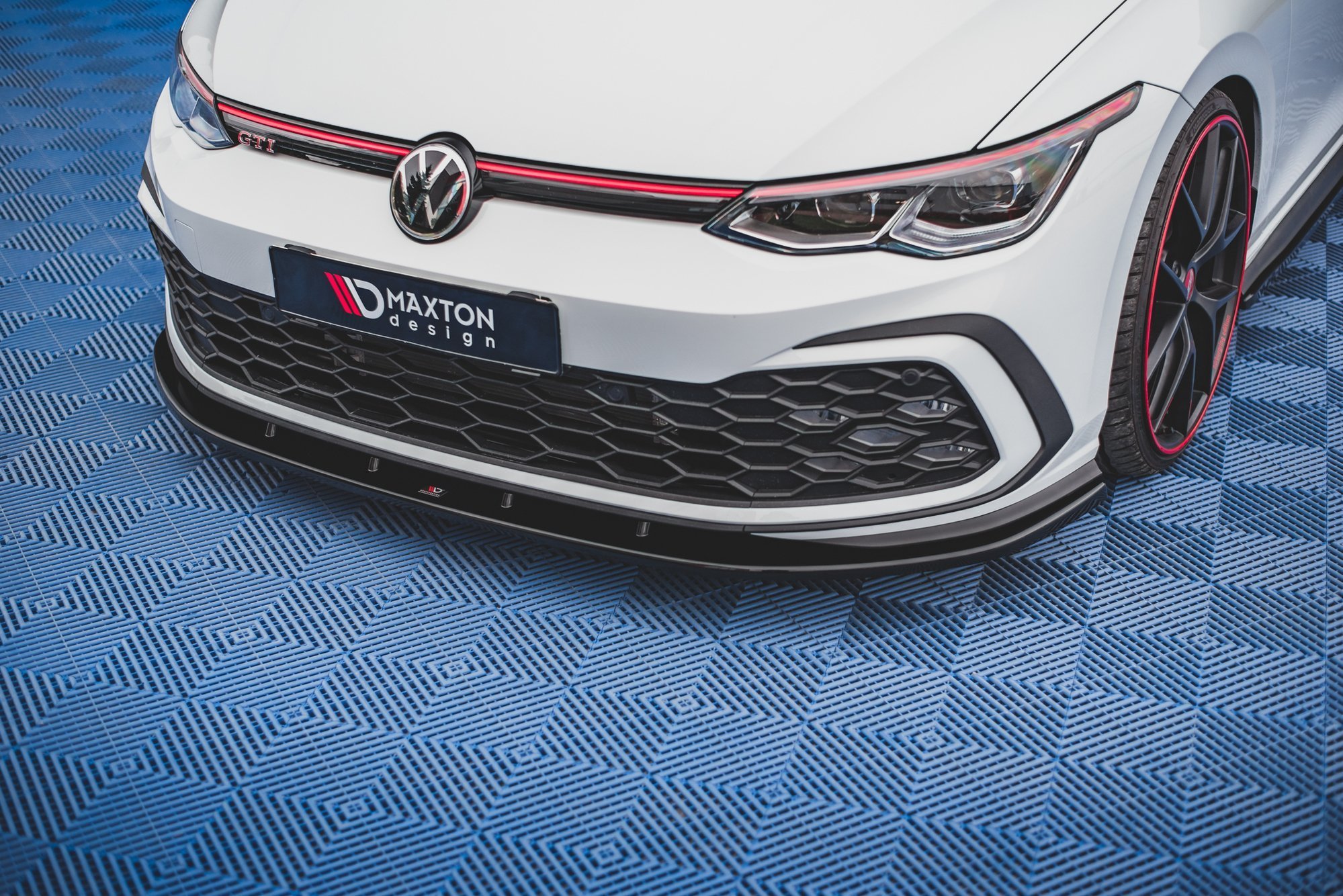 Maxton Design Передний сплиттер для Volkswagen Golf GTI / GTE / GTD / R-Line Mk8