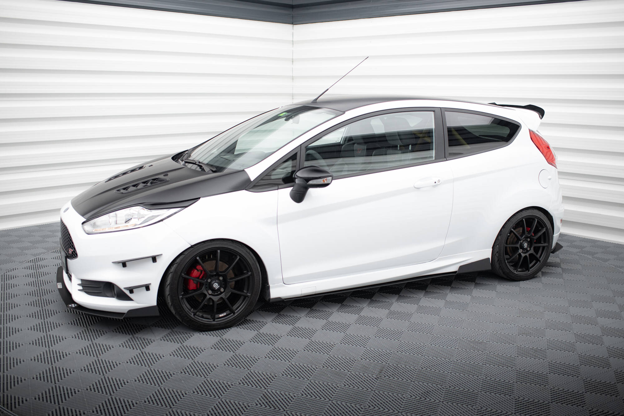 Maxton Design Гоночные боковые юбки и диффузоры для Ford Fiesta ST Mk7 FL