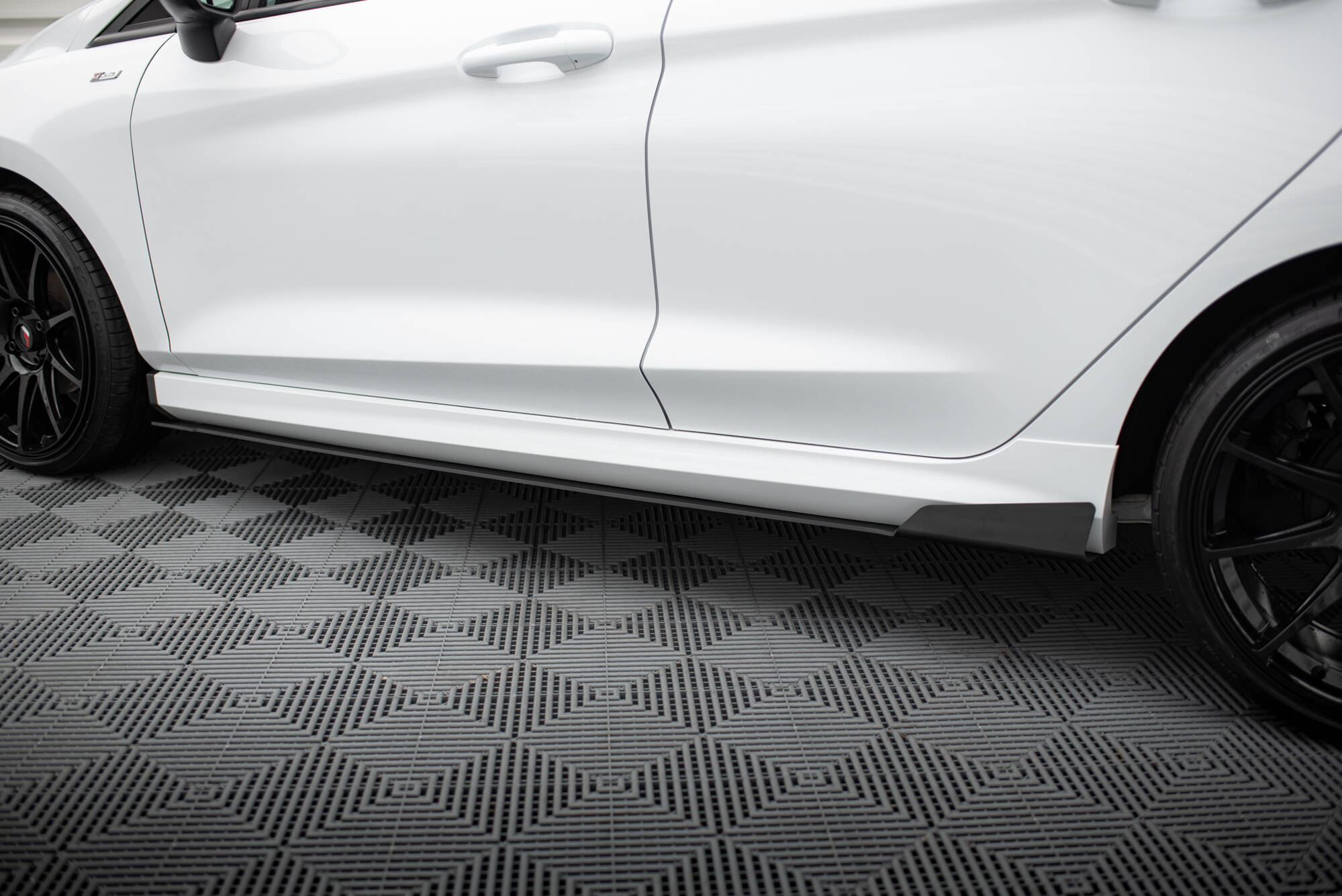 Maxton Design Гоночные боковые юбки-диффузоры V.1 для Ford Fiesta Mk8 ST / ST-Line — изображение 3