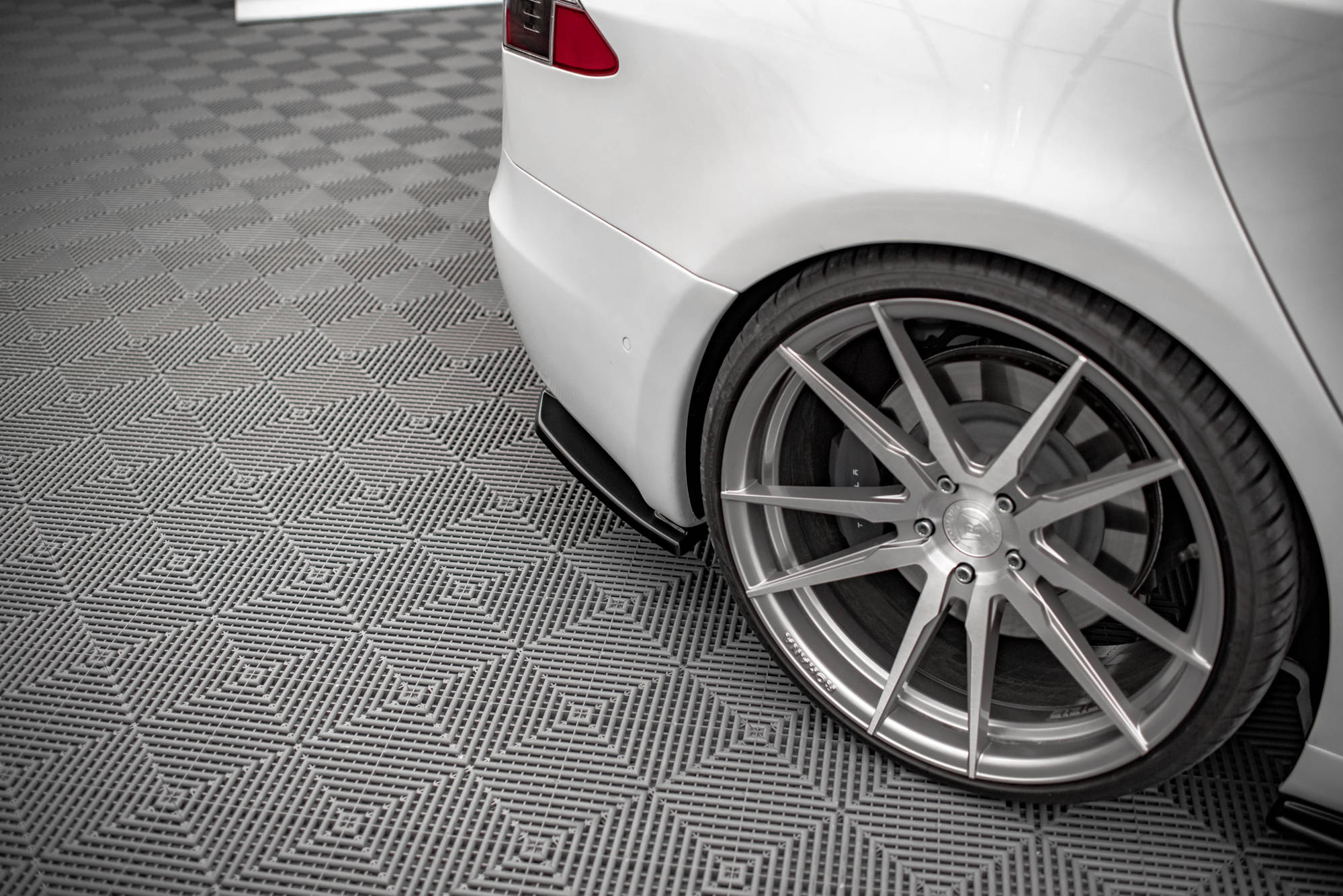 Maxton Design ЗАДНИЕ БОКОВЫЕ СПЛИТТЕРЫ Tesla Model S после рестайлинга — изображение 3