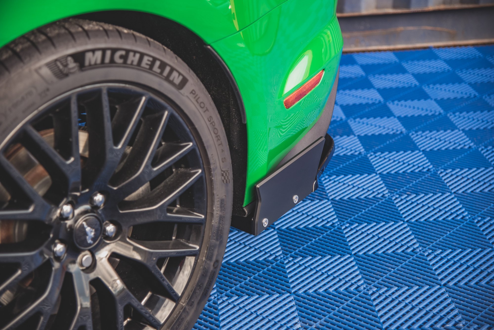 Maxton Design Задние боковые спойлеры V.1 + закрылки для Ford Mustang GT Mk6 Facelift — изображение 4