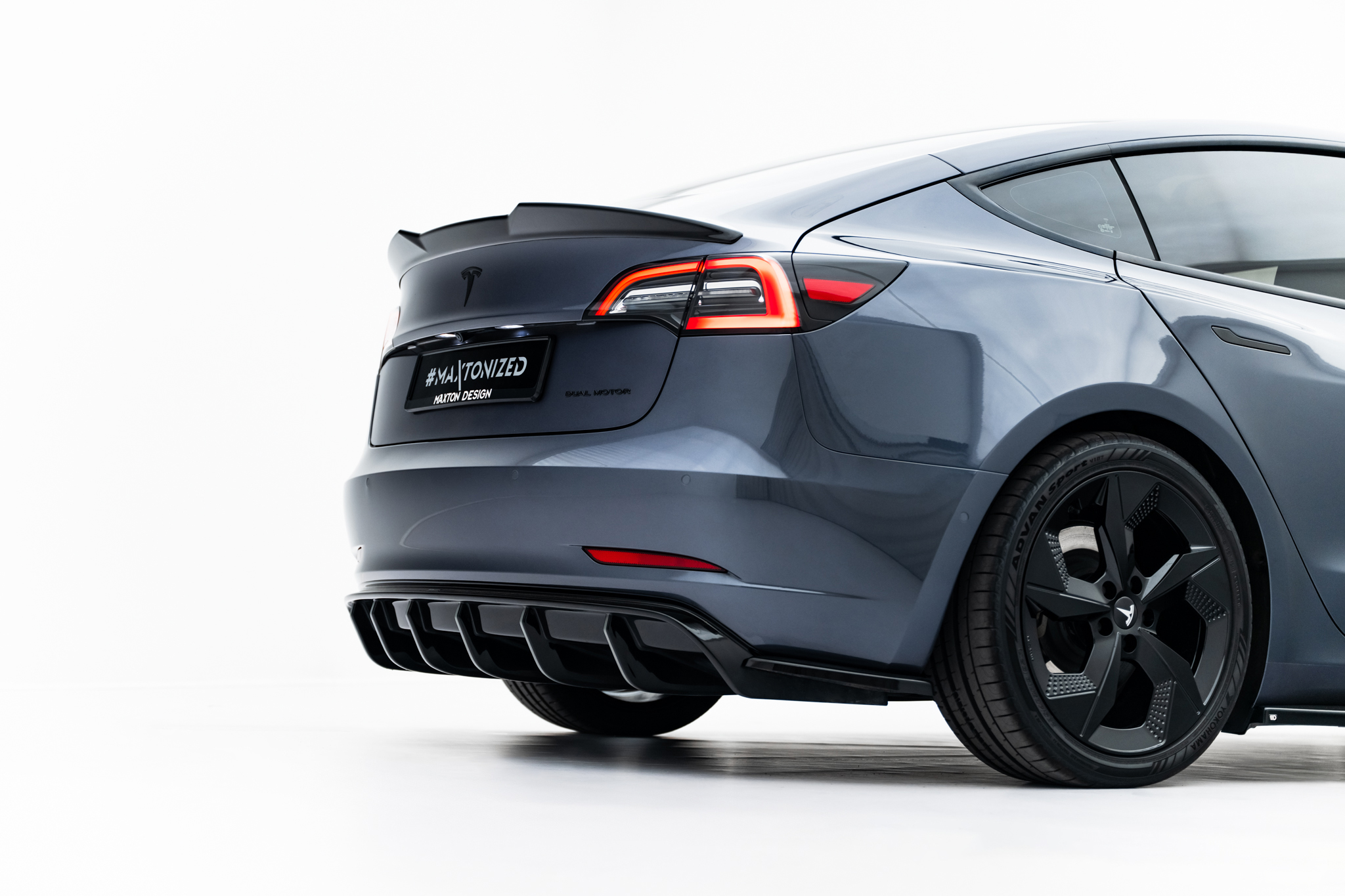 Maxton Design Задние боковые сплиттеры V.2 для Tesla Model 3 — изображение 3