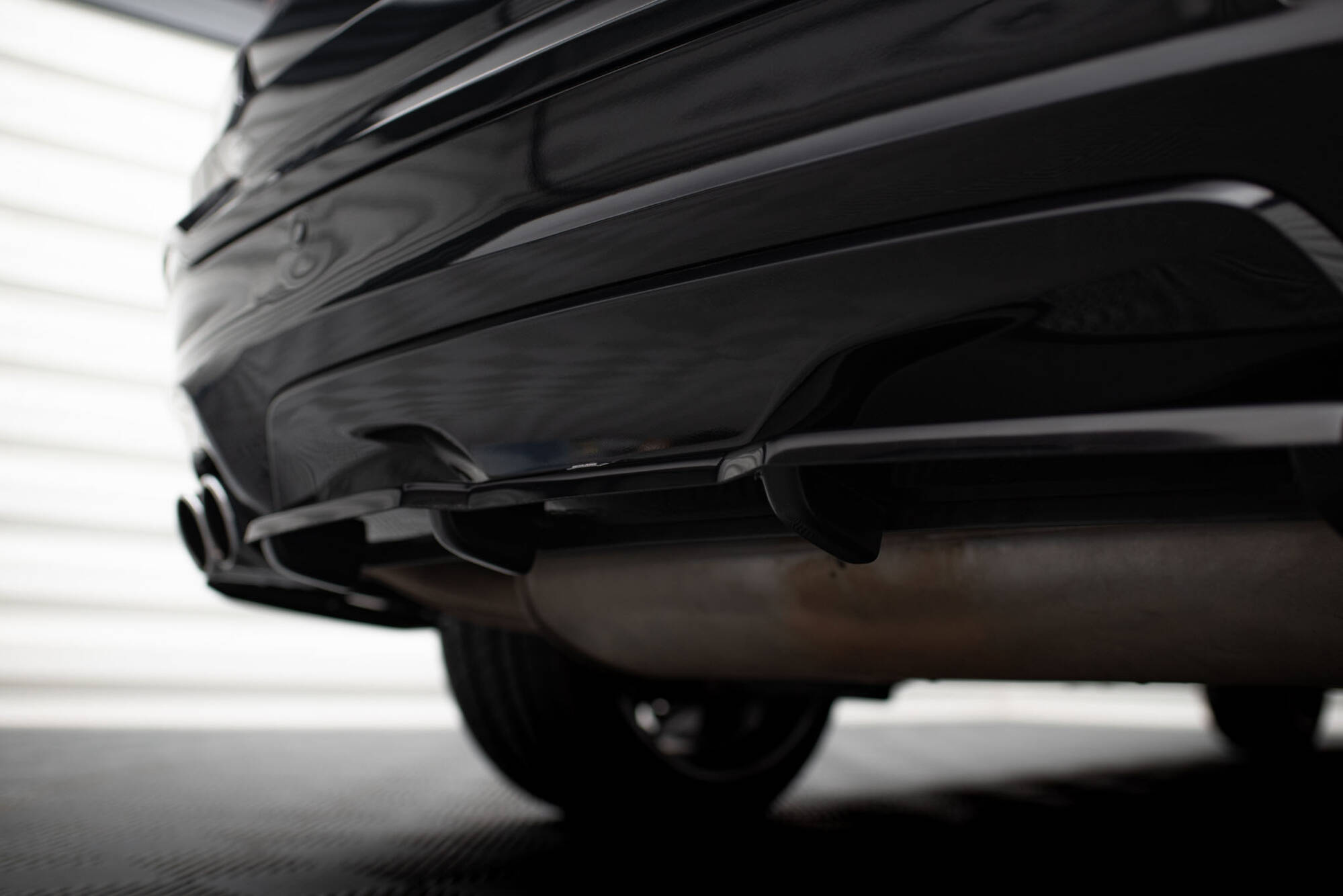 Maxton Design Задний сплиттер для BMW X4 M-PACK (с вертикальной перекладиной) — изображение 4